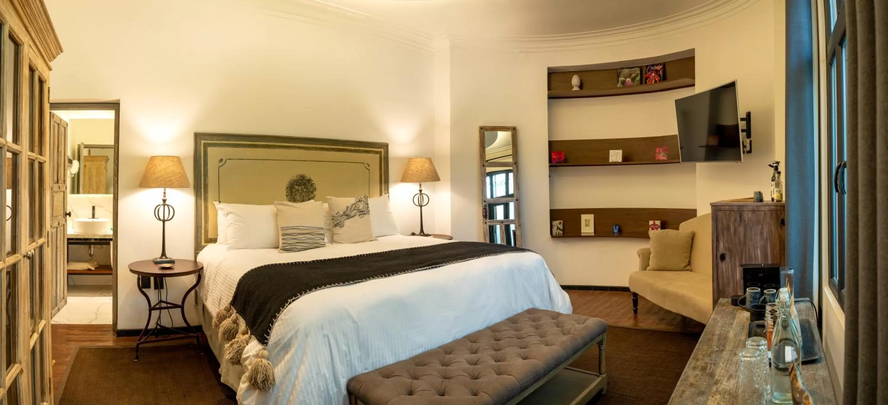 Photo of the whole room, Bed in Orchid House Mexico City