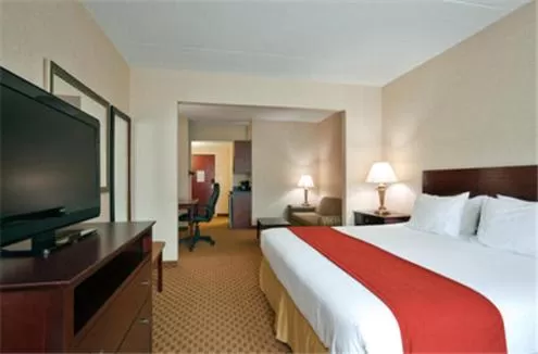 Photo of the whole room, Bed in Holiday Inn Express Hotel & Suites Harriman by IHG