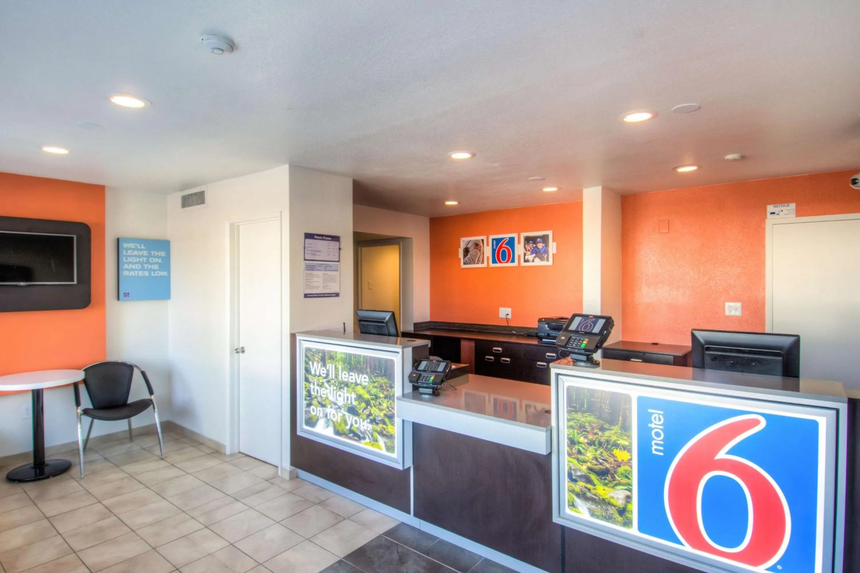Lobby or reception in Motel 6-Redding, CA - North