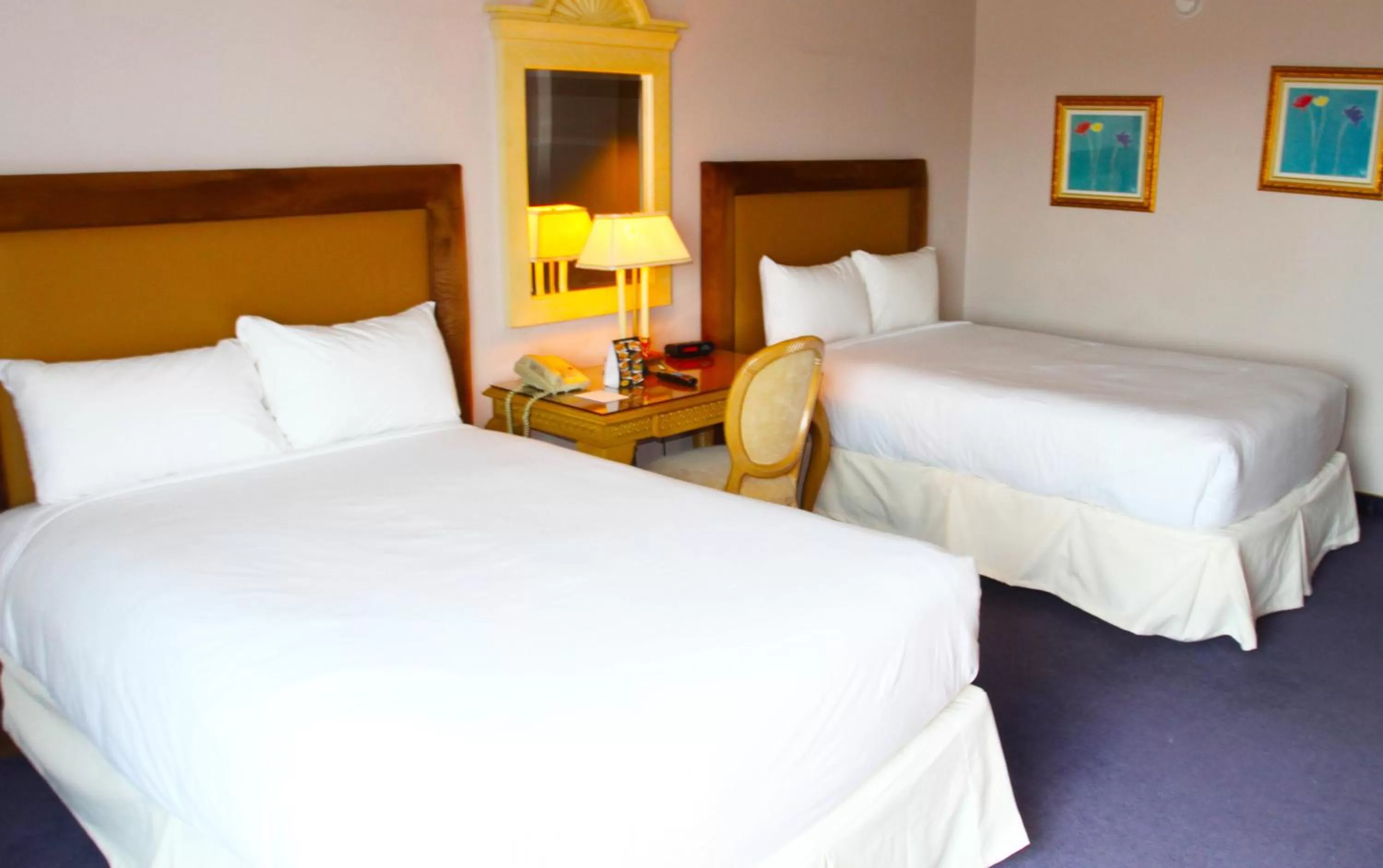 Bedroom, Bed in Laughlin River Lodge