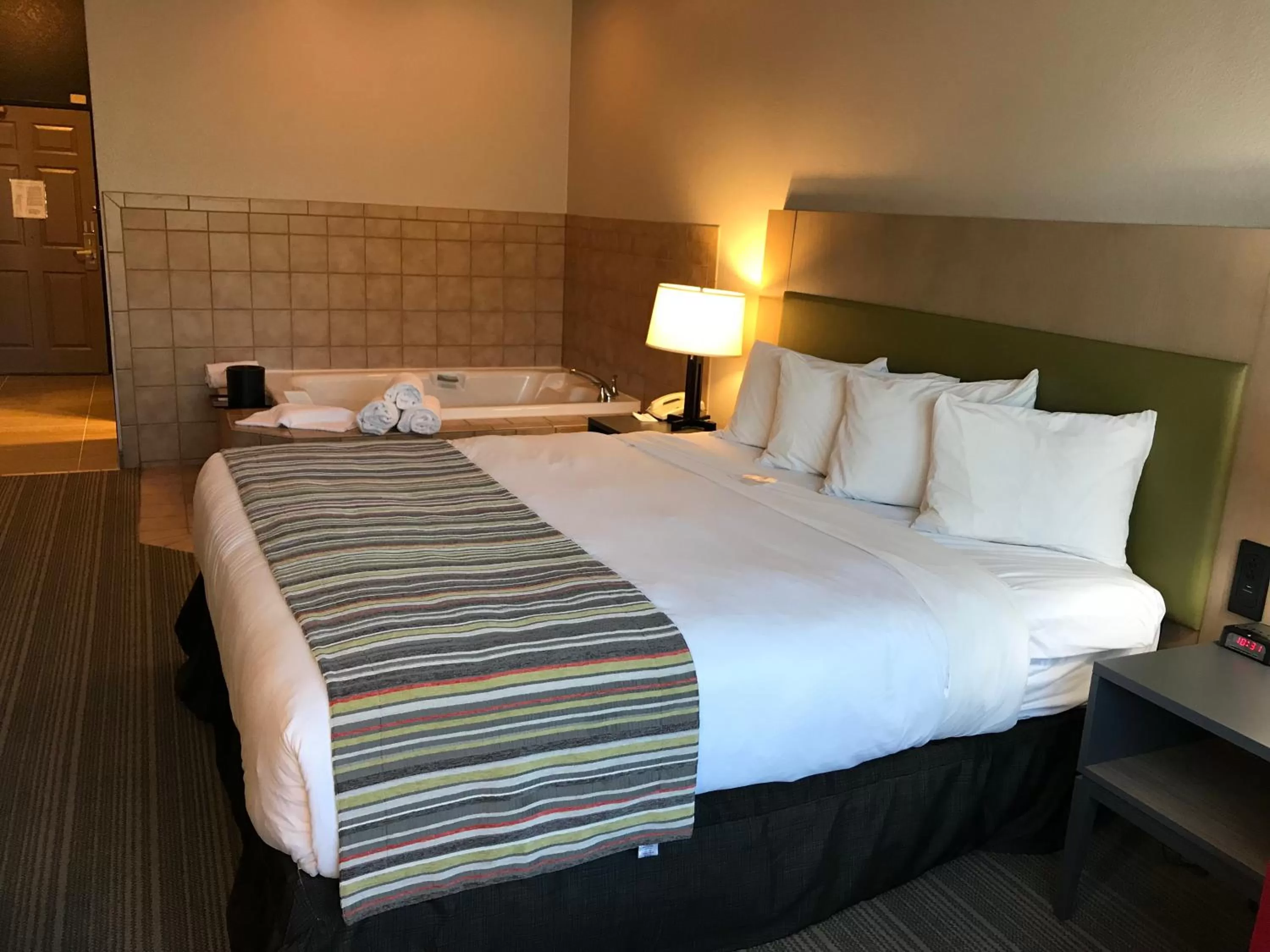 Hot Tub, Bed in Country Inn & Suites by Radisson, Fond du Lac, WI