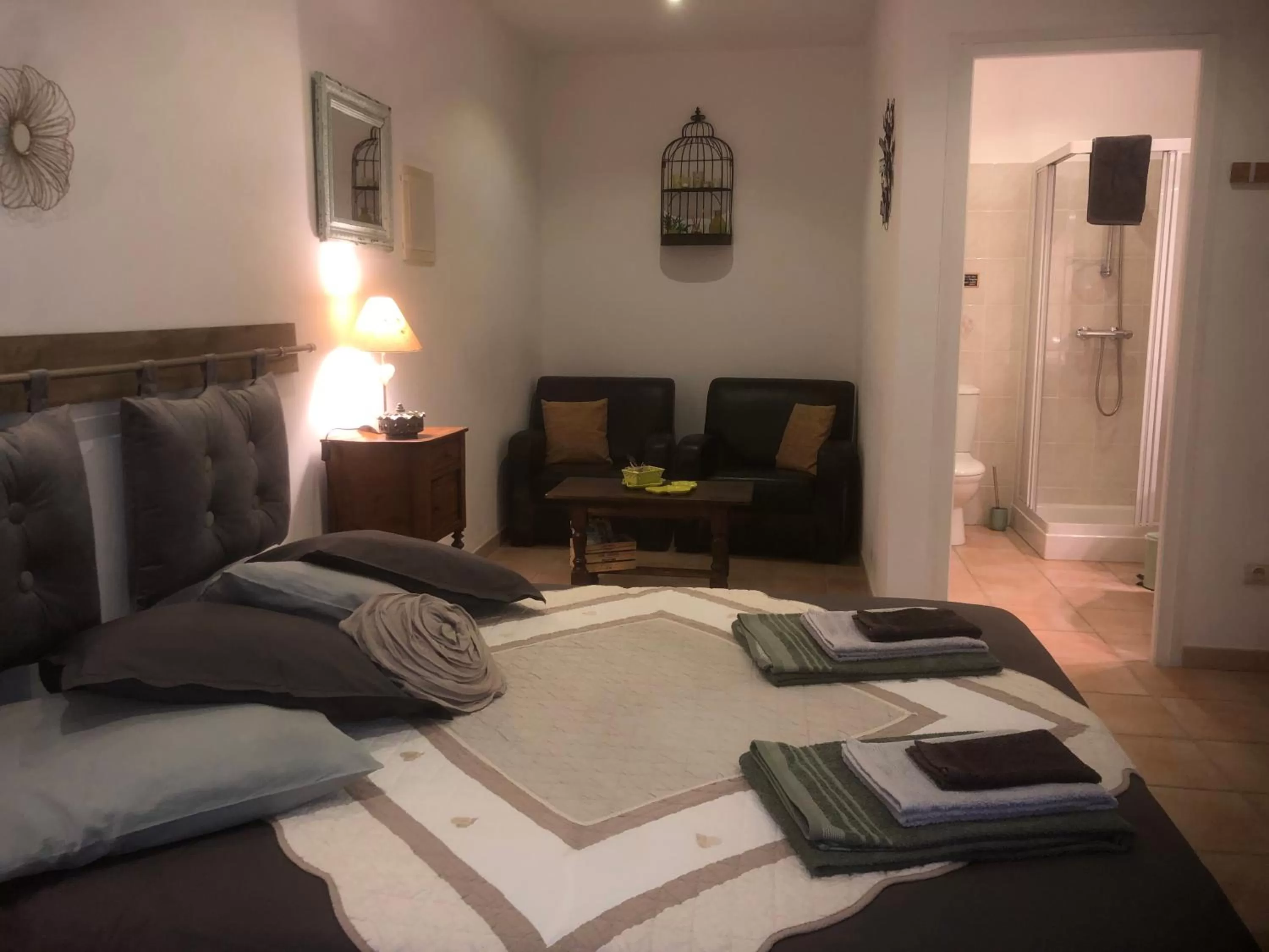 Bed in MAS TRAMONTANE chambres d'hôtes avec parc arboré & piscine