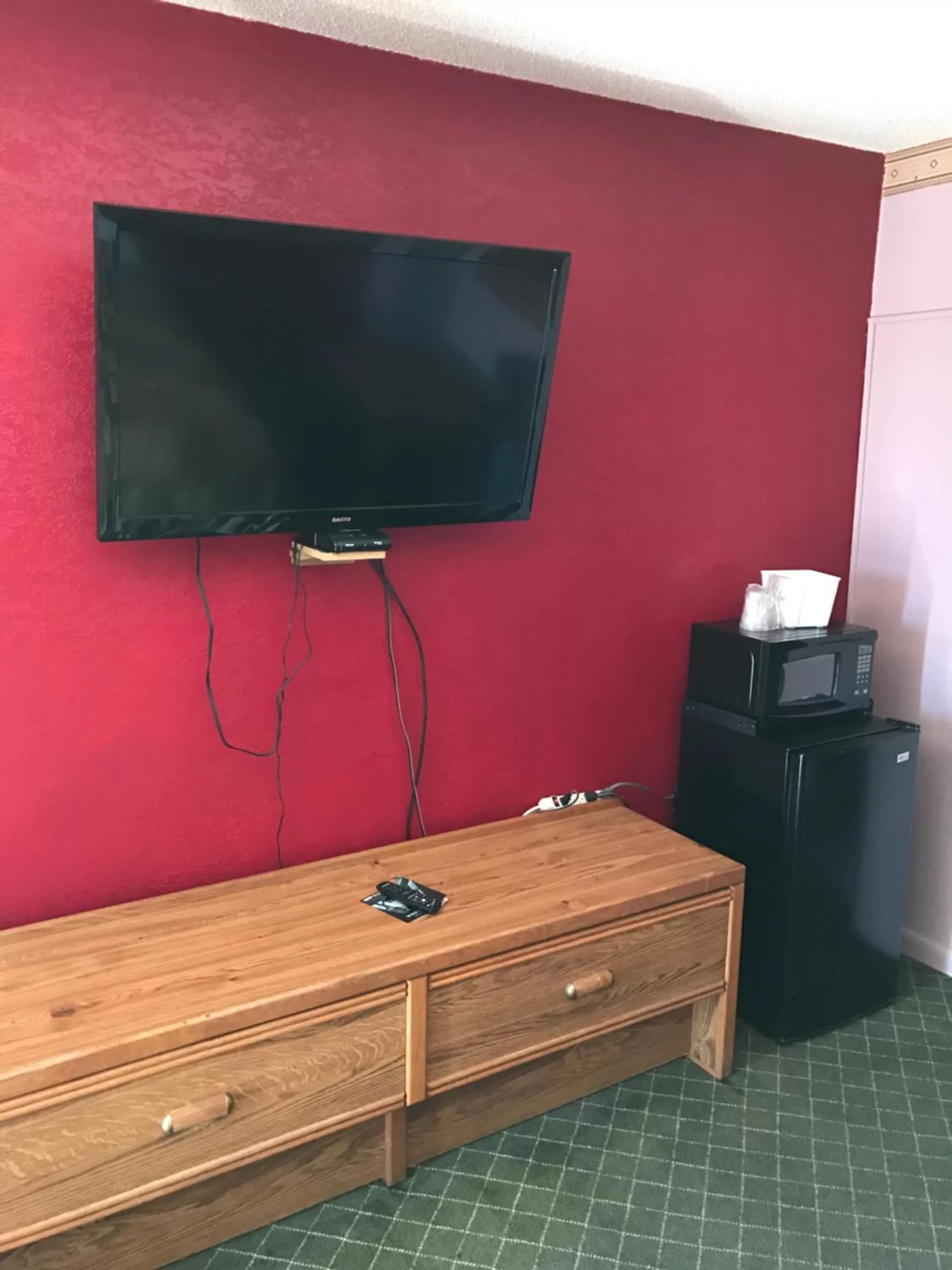 TV and multimedia in Western Inn Roswell