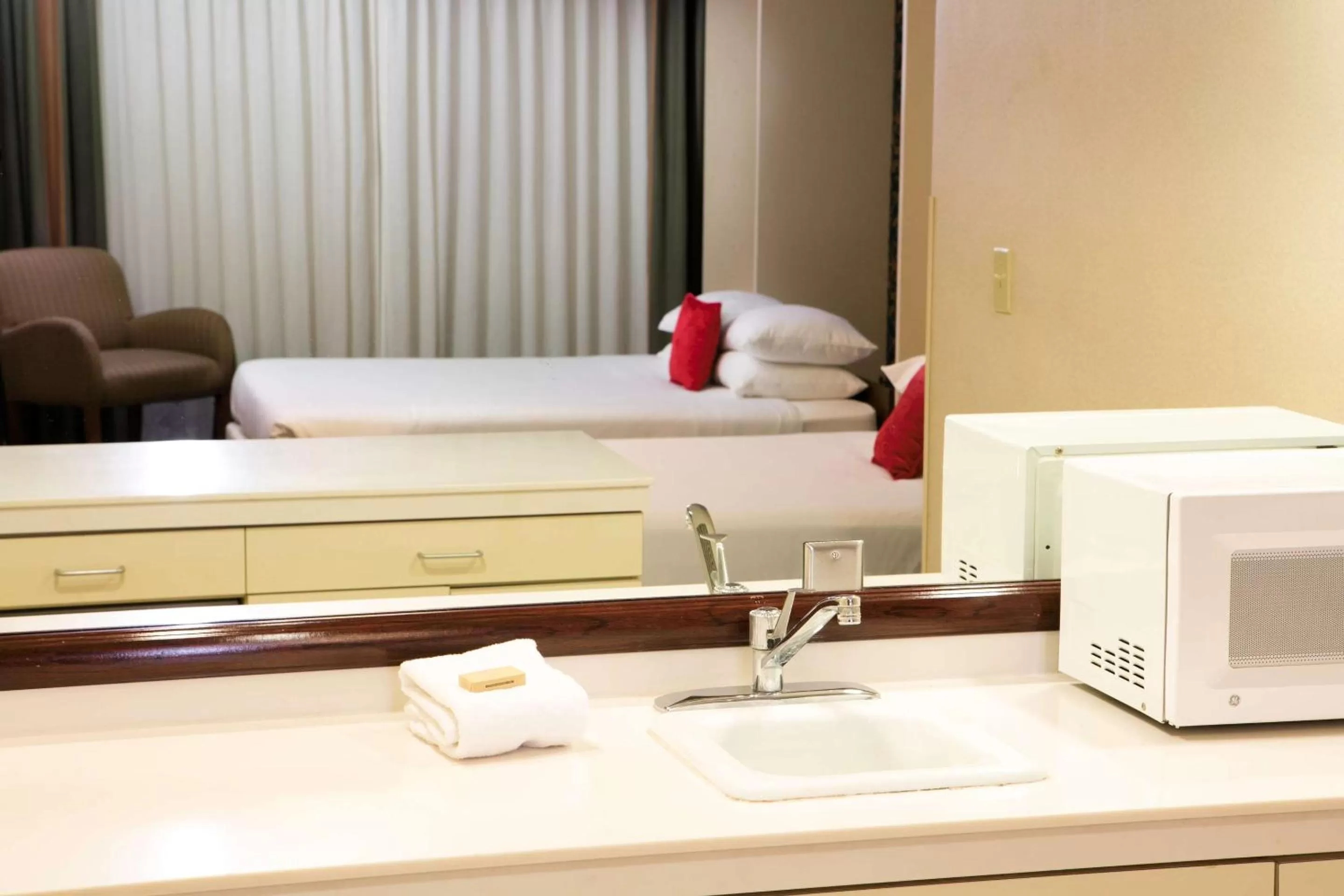 Bathroom, Bed in Red Lion Hotel and Conference Center St. George