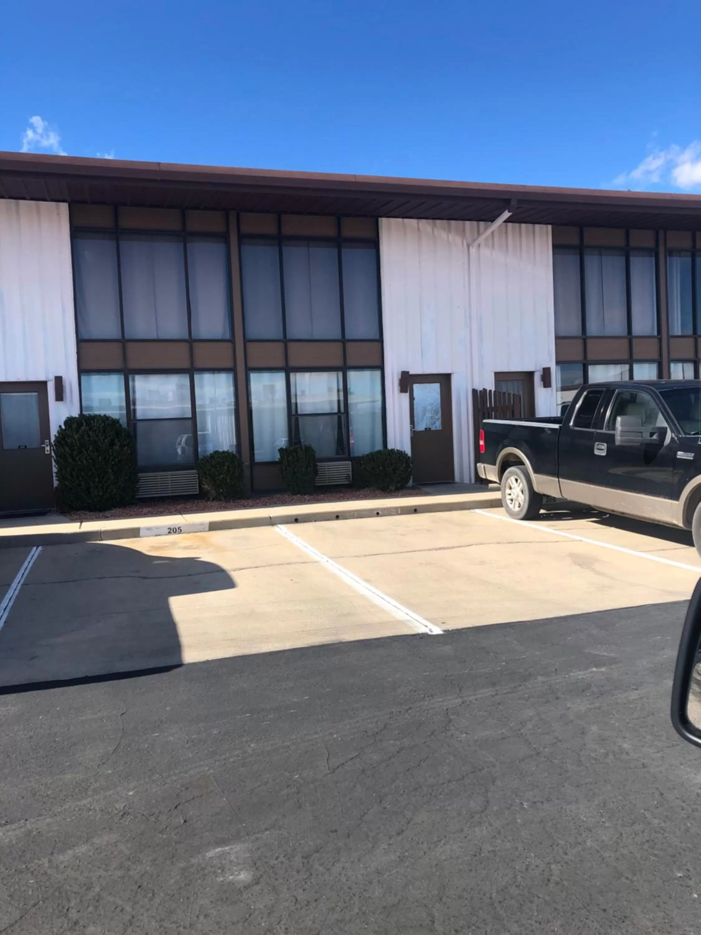 Property building in Antelope Hills Inn