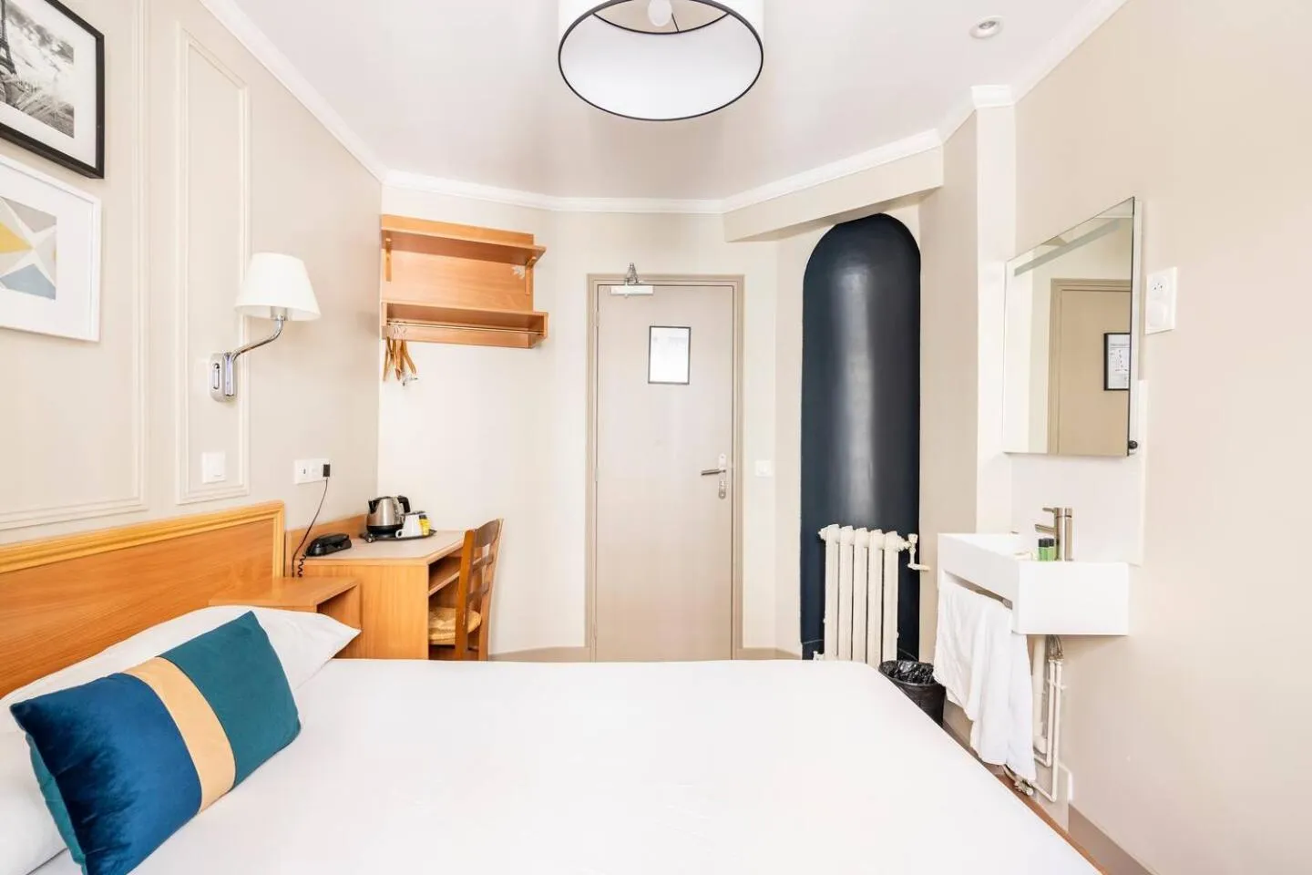 Bedroom, Bed in Bonséjour Montmartre