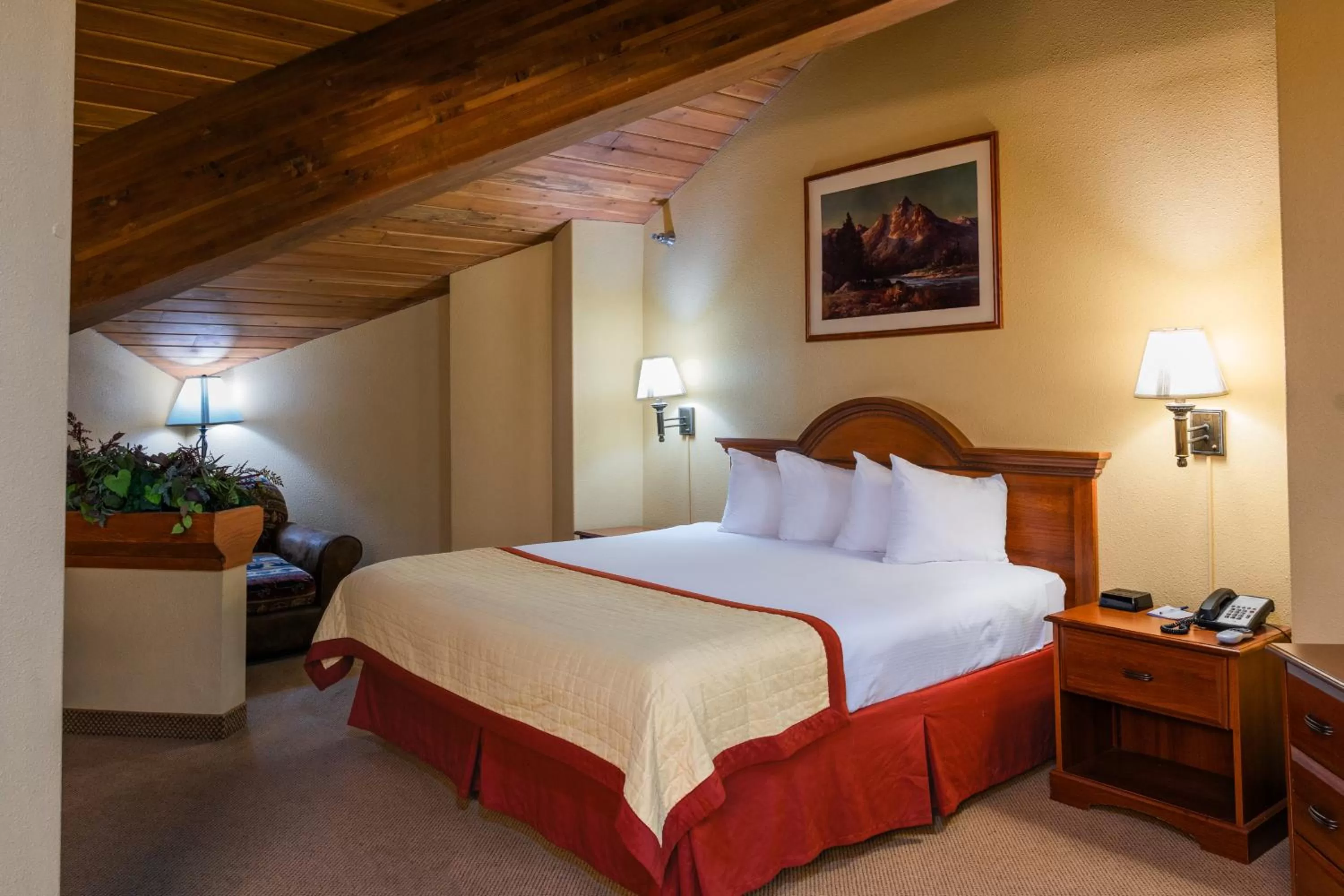 Bed in Pinedale Hotel & Suites