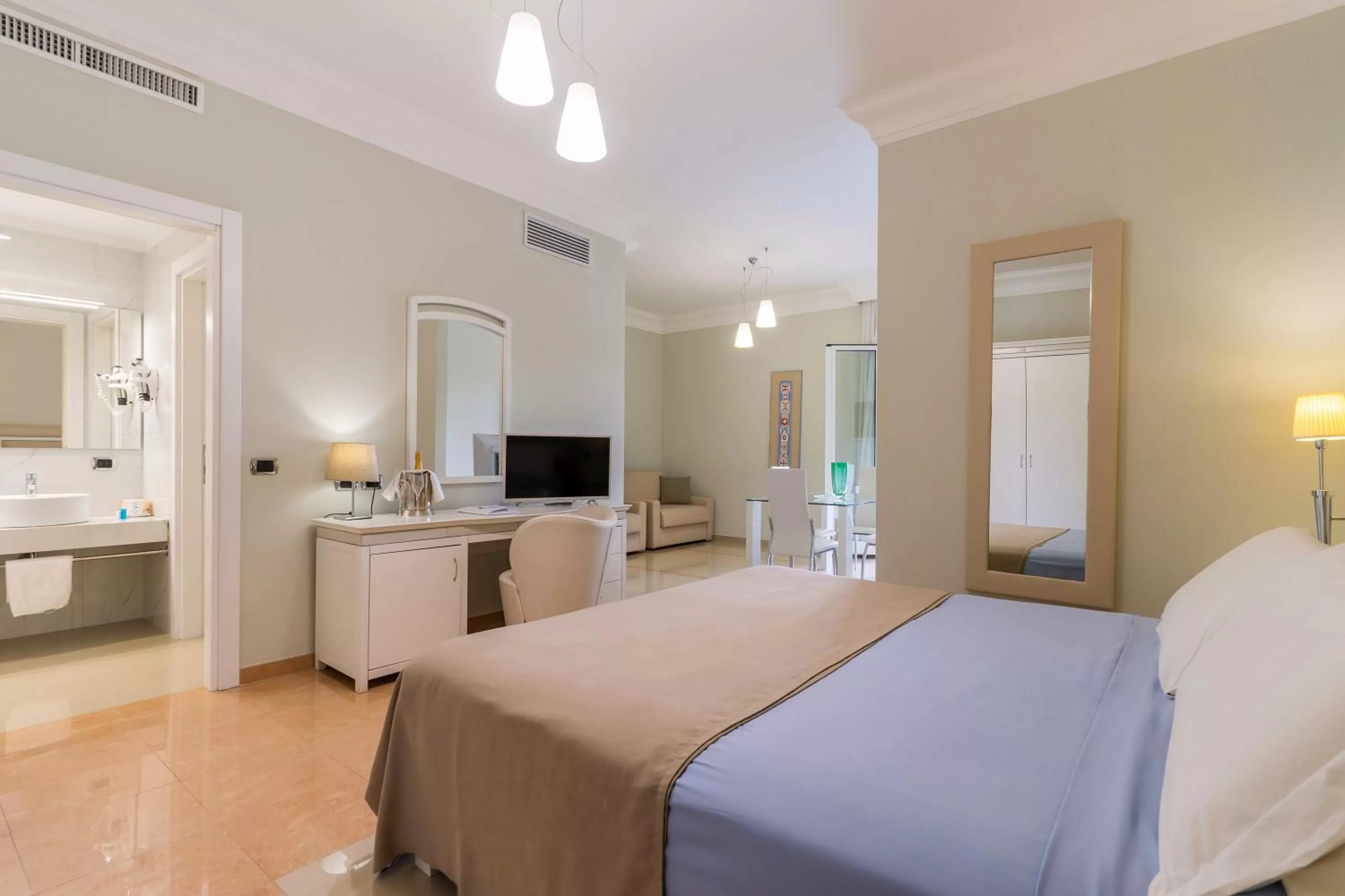 Bathroom, Bed in Victoria Palace Hotel & Zen Wellness