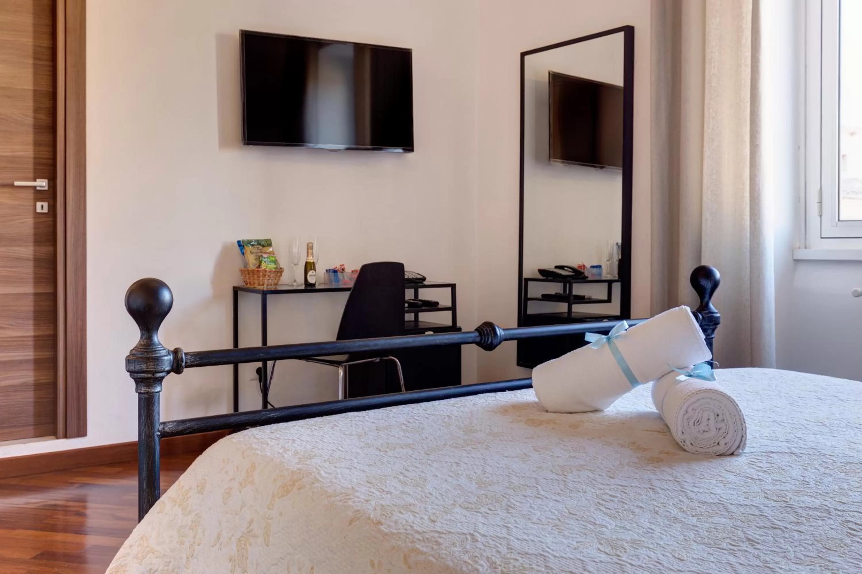 TV and multimedia, Bed in Little Rhome Suites