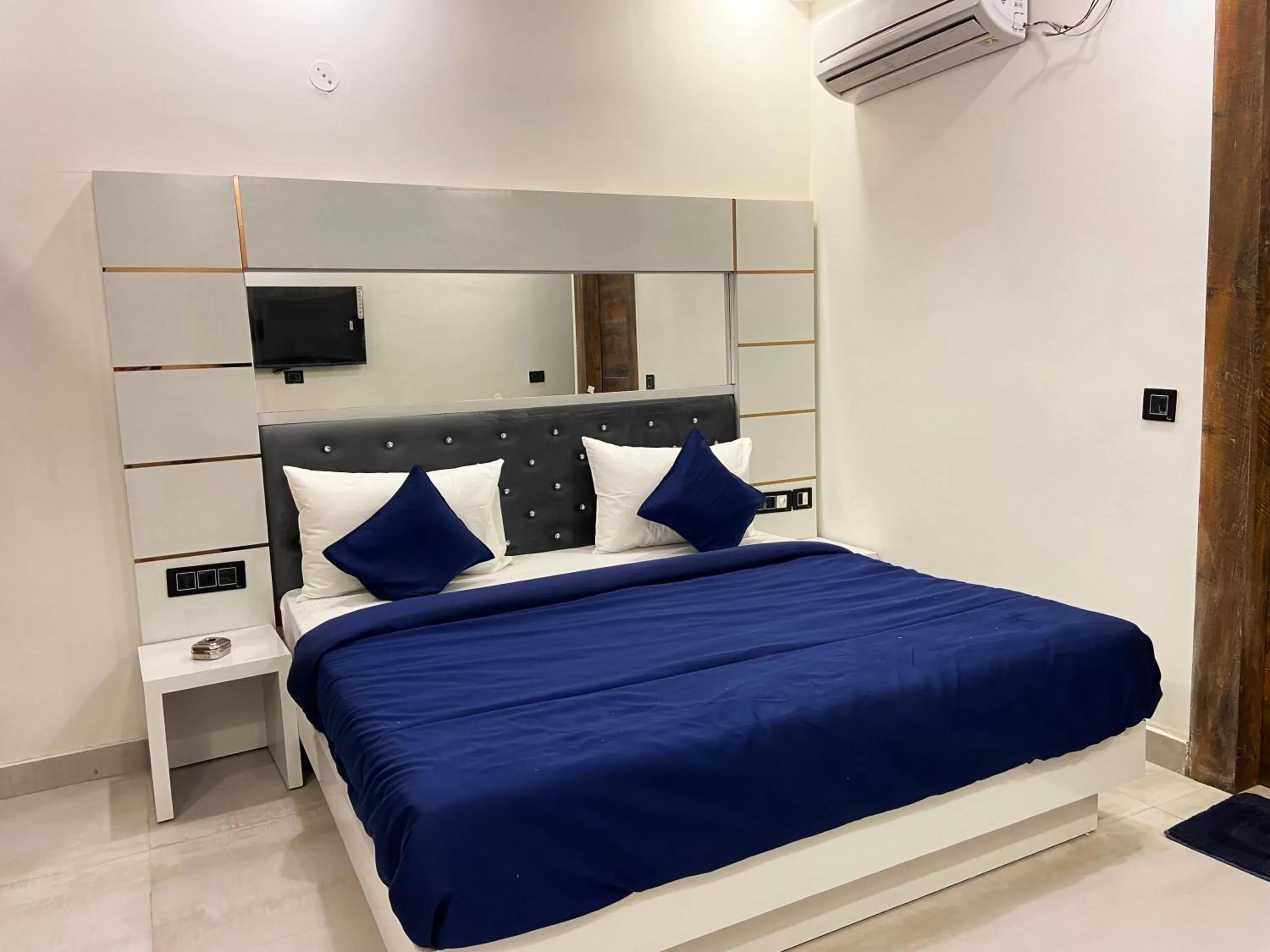 Bed in The Metro Stay By F9 Hotels-Near Sector 18 Metro Station Noida