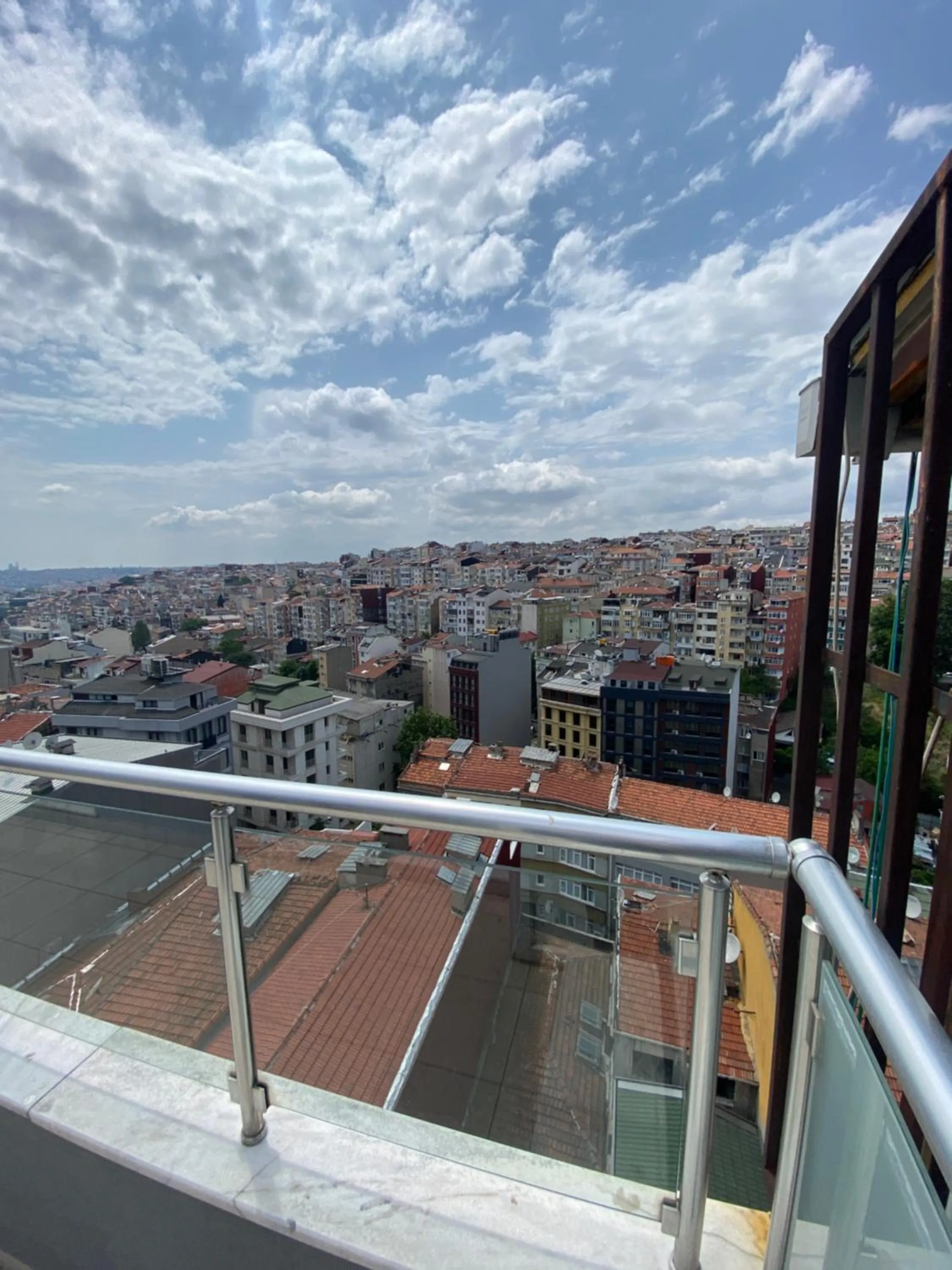 Day in Overland Residence