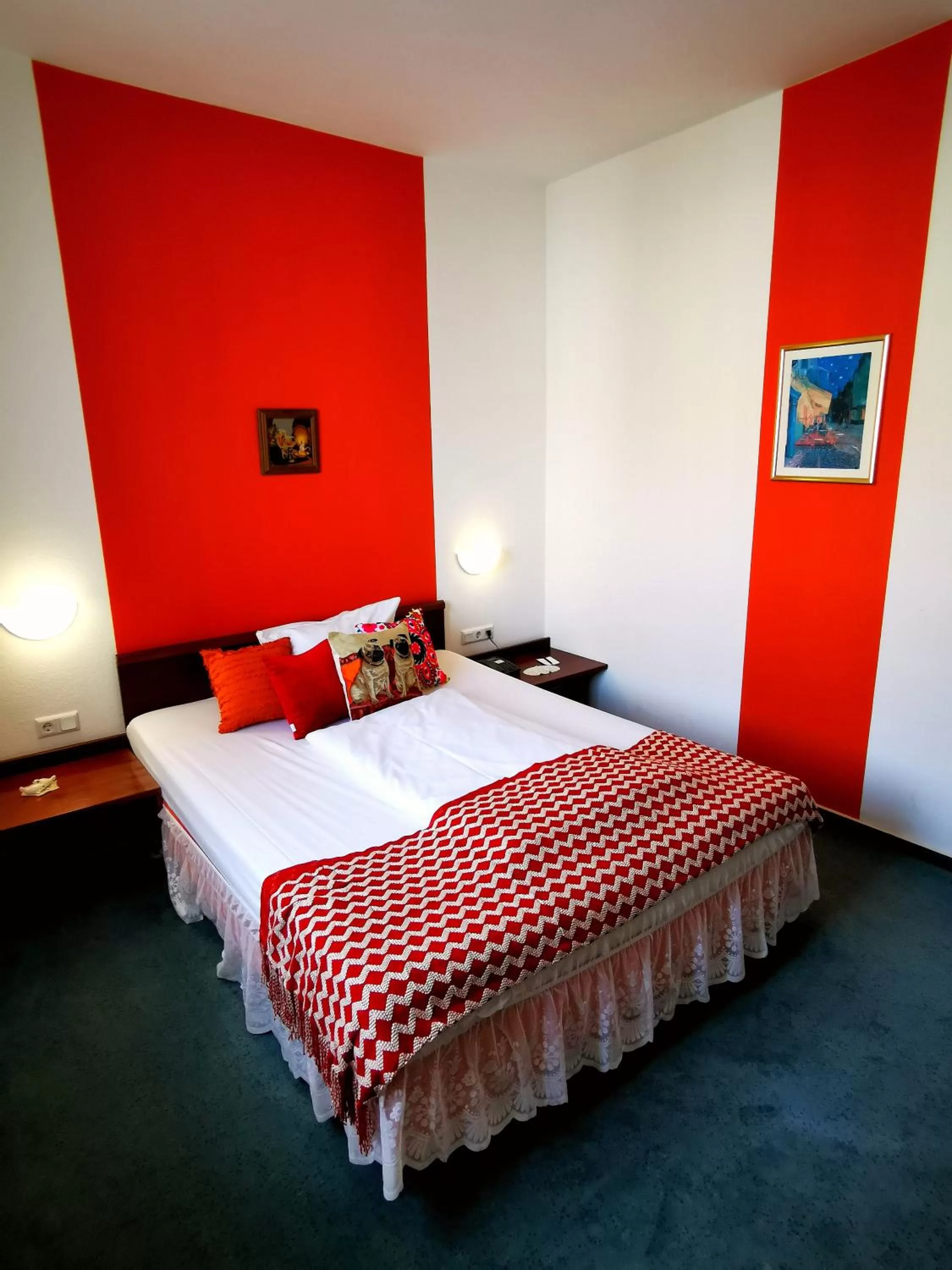 Bed in Tante ALMA's Mannheimer Hotel