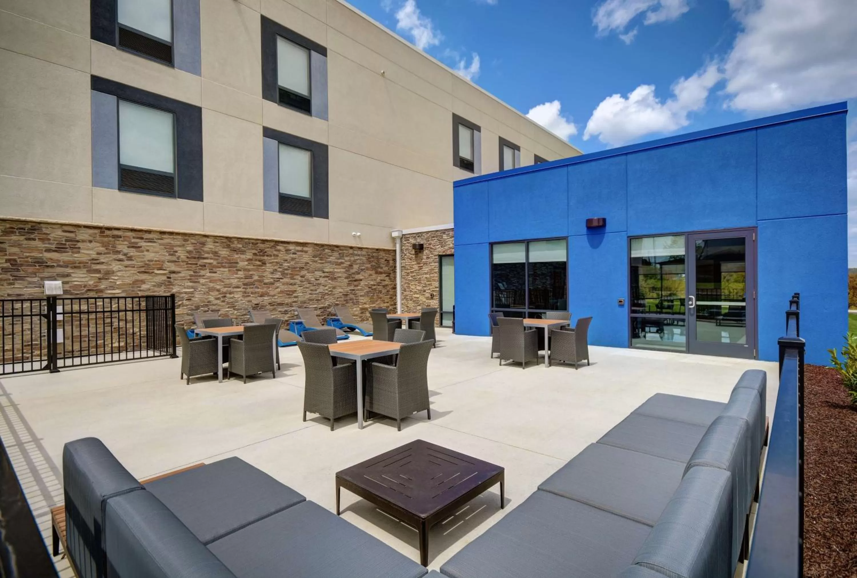 Patio in Hampton Inn Cave City, KY