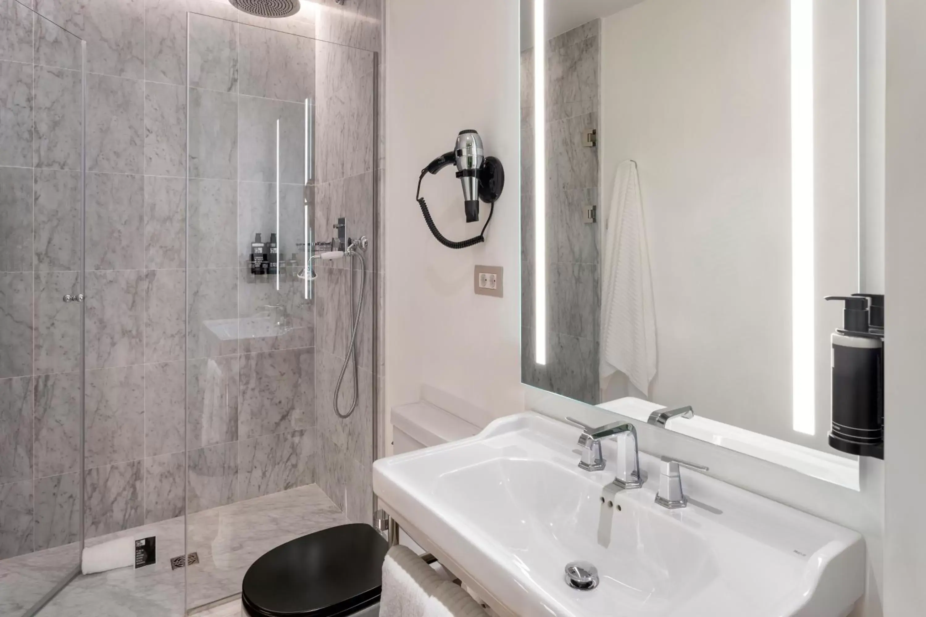 Economy Double or Twin Room in One Shot Aragó Economy Double or Twin Room in One Shot Aragó