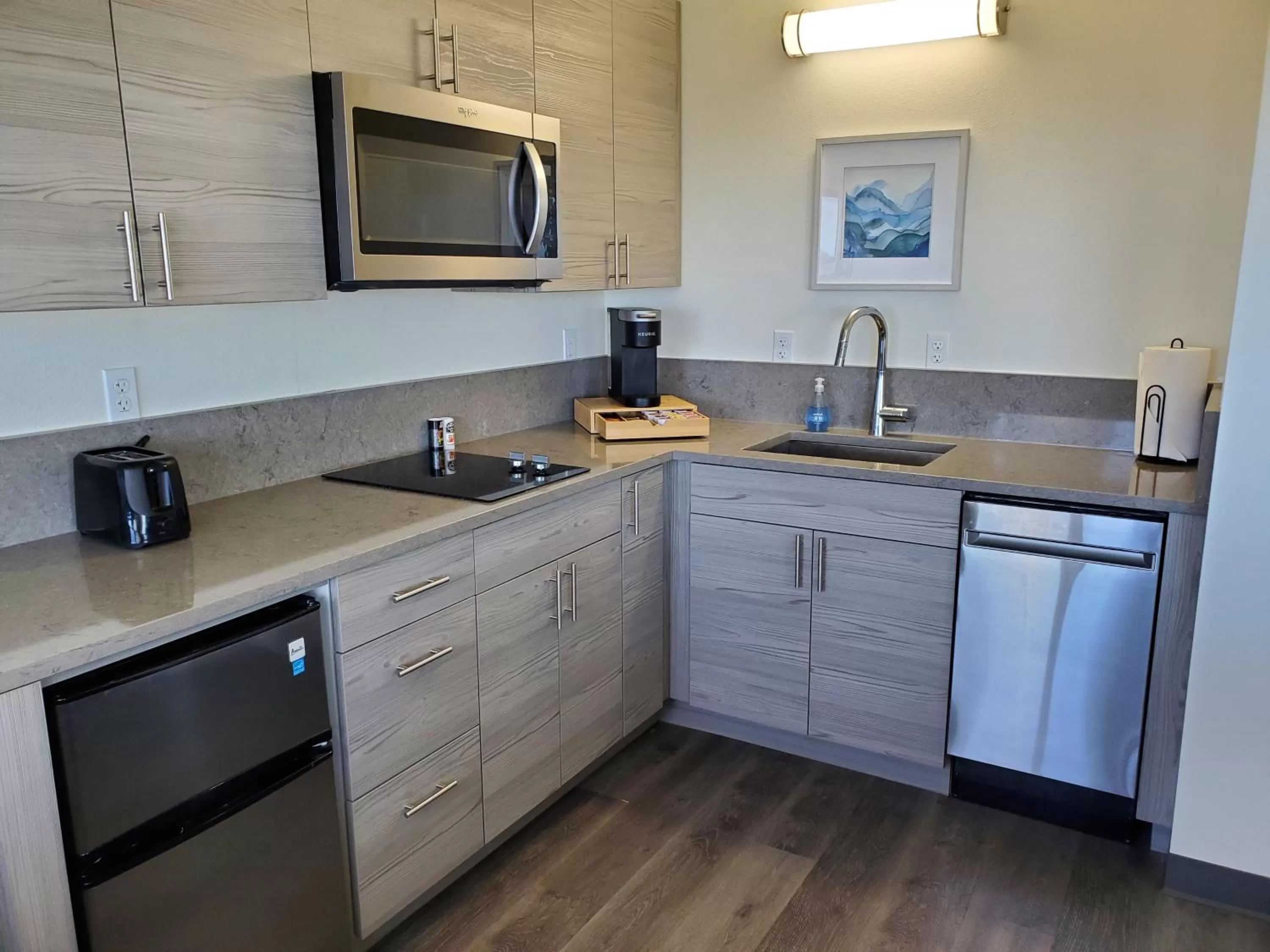 Coffee/tea facilities, Kitchen/Kitchenette in Moonstone Beach Motel