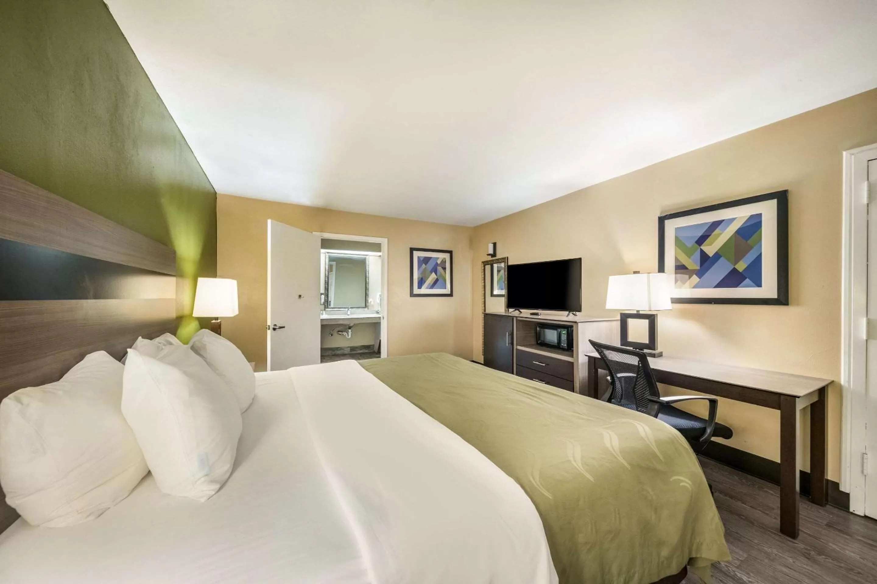 Photo of the whole room, Bed in Quality Inn & Suites Garland - East Dallas
