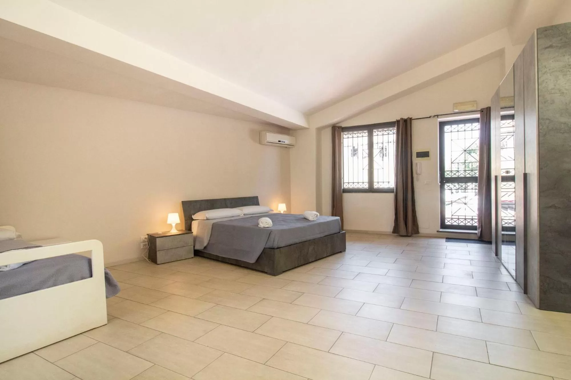 Bed in Royal Playa Suite and Apartament -private parking- self chek out