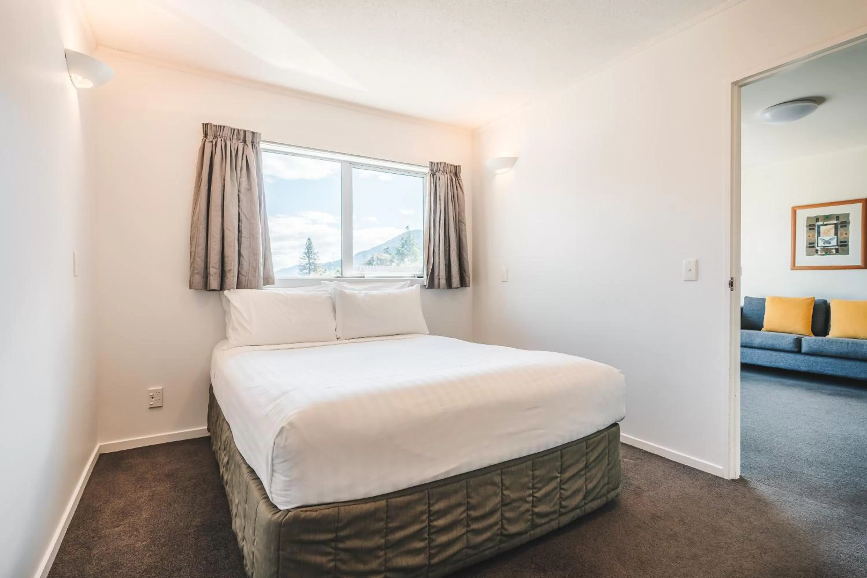 Bedroom, Bed in Blue Peaks Lodge