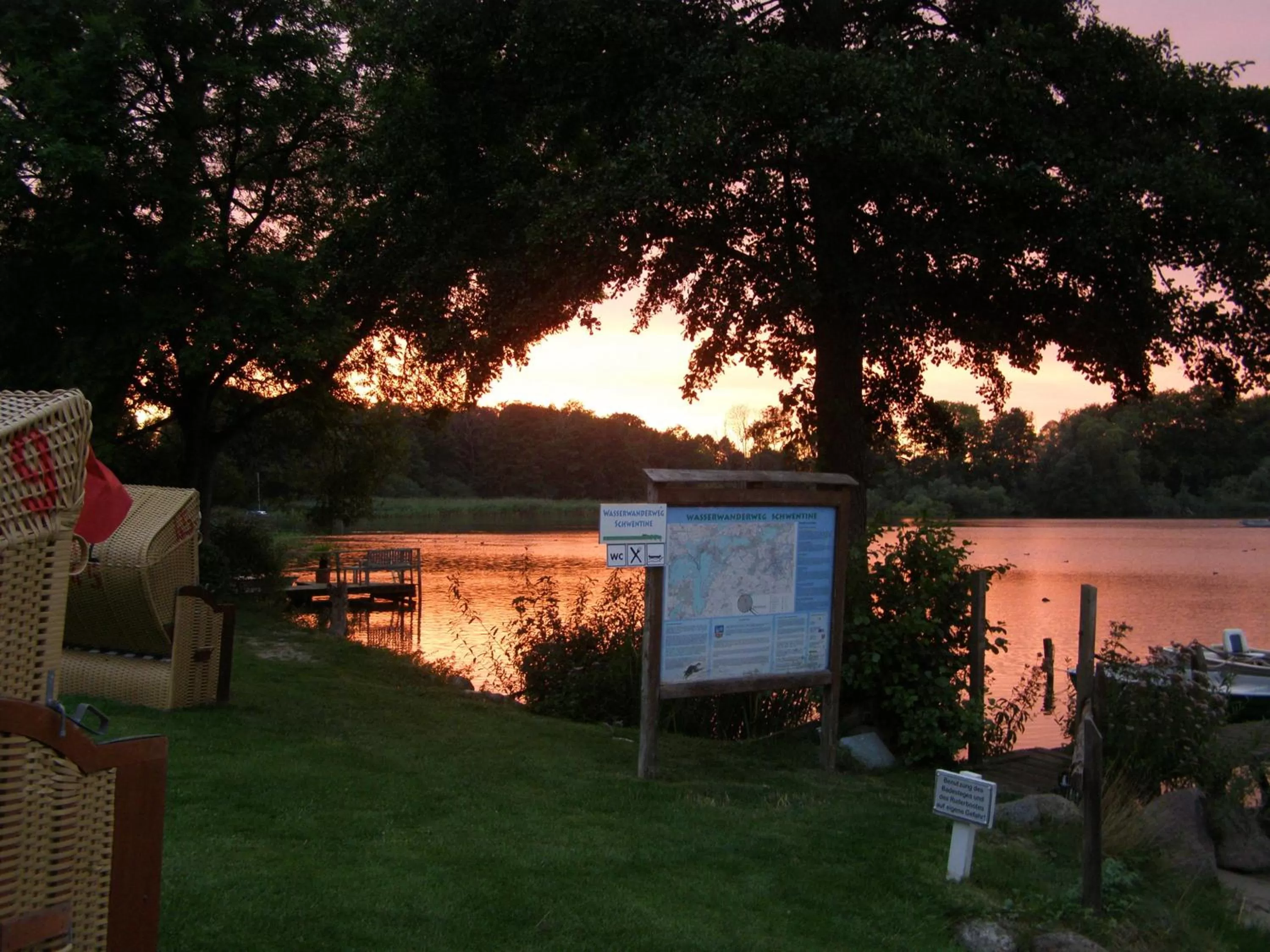 Evening entertainment in Hotel Fährhaus Niederkleveez