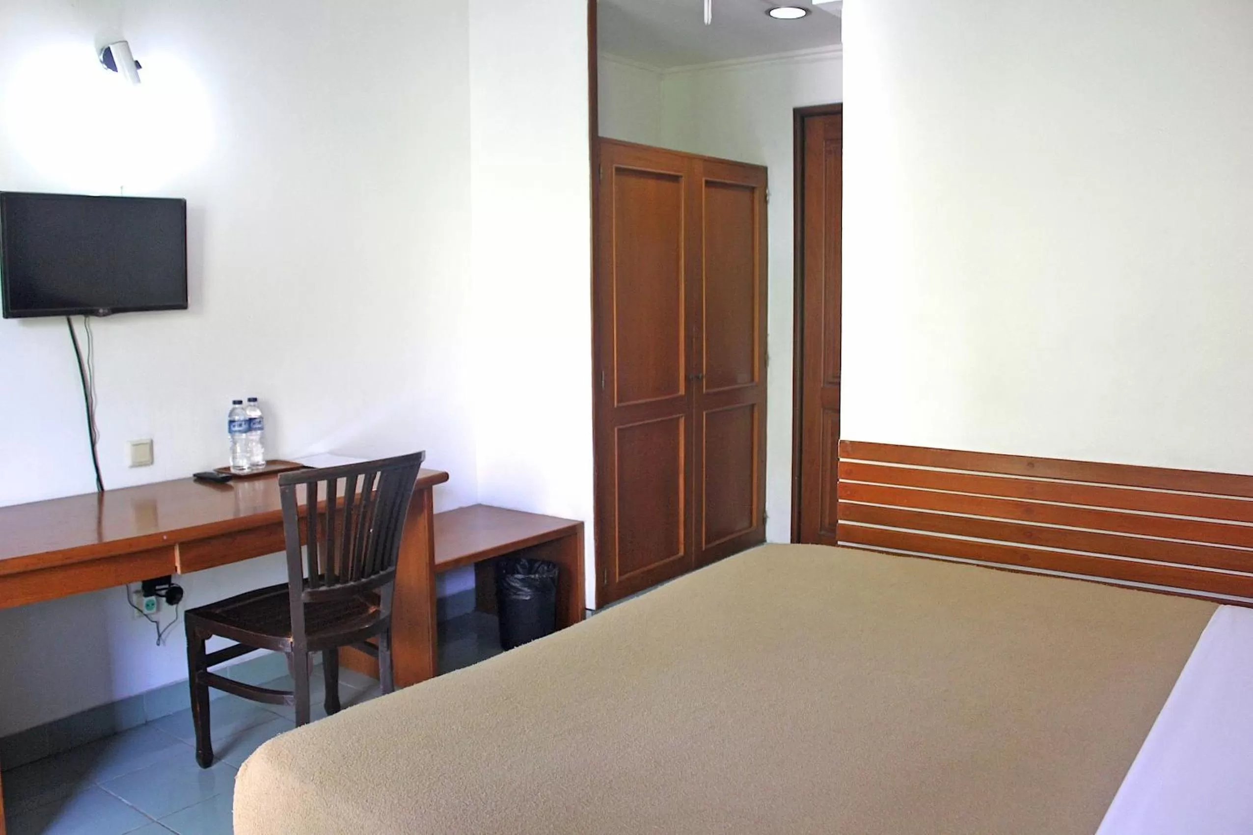 Bedroom, Bed in Hotel Winotosastro Garden