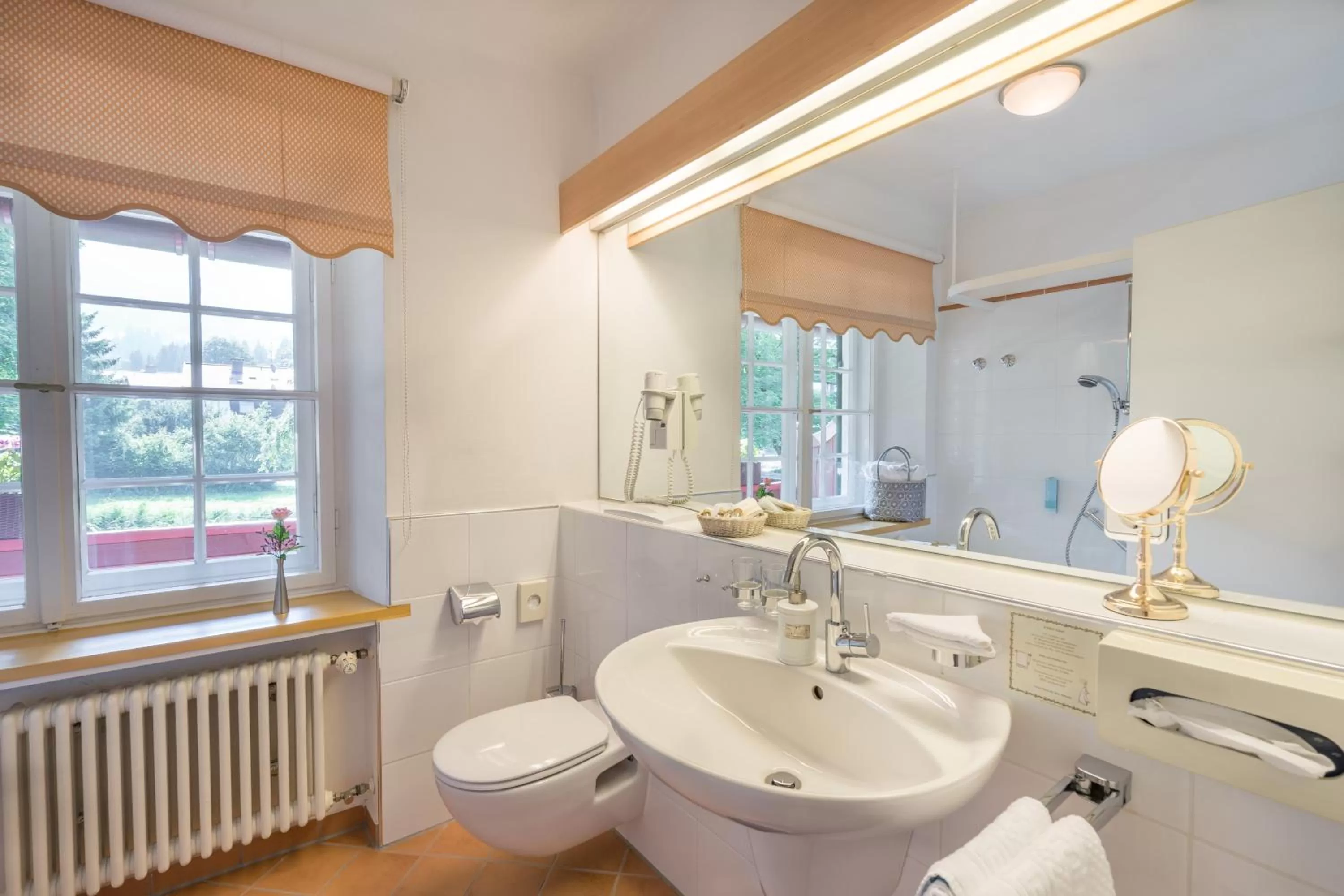 Bathroom in Geldernhaus Hotel garni