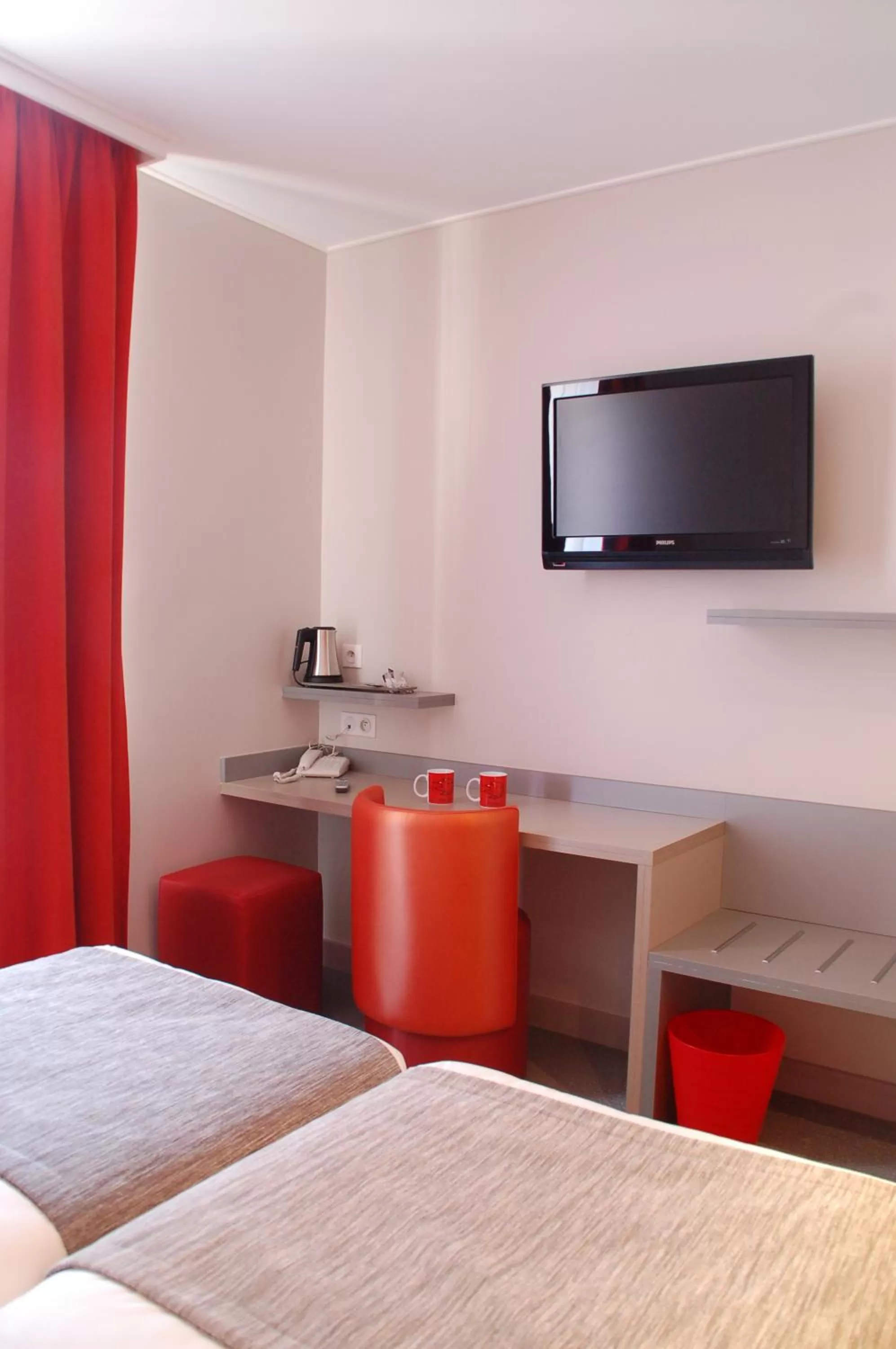 Bed in Hôtel de la Fontaine