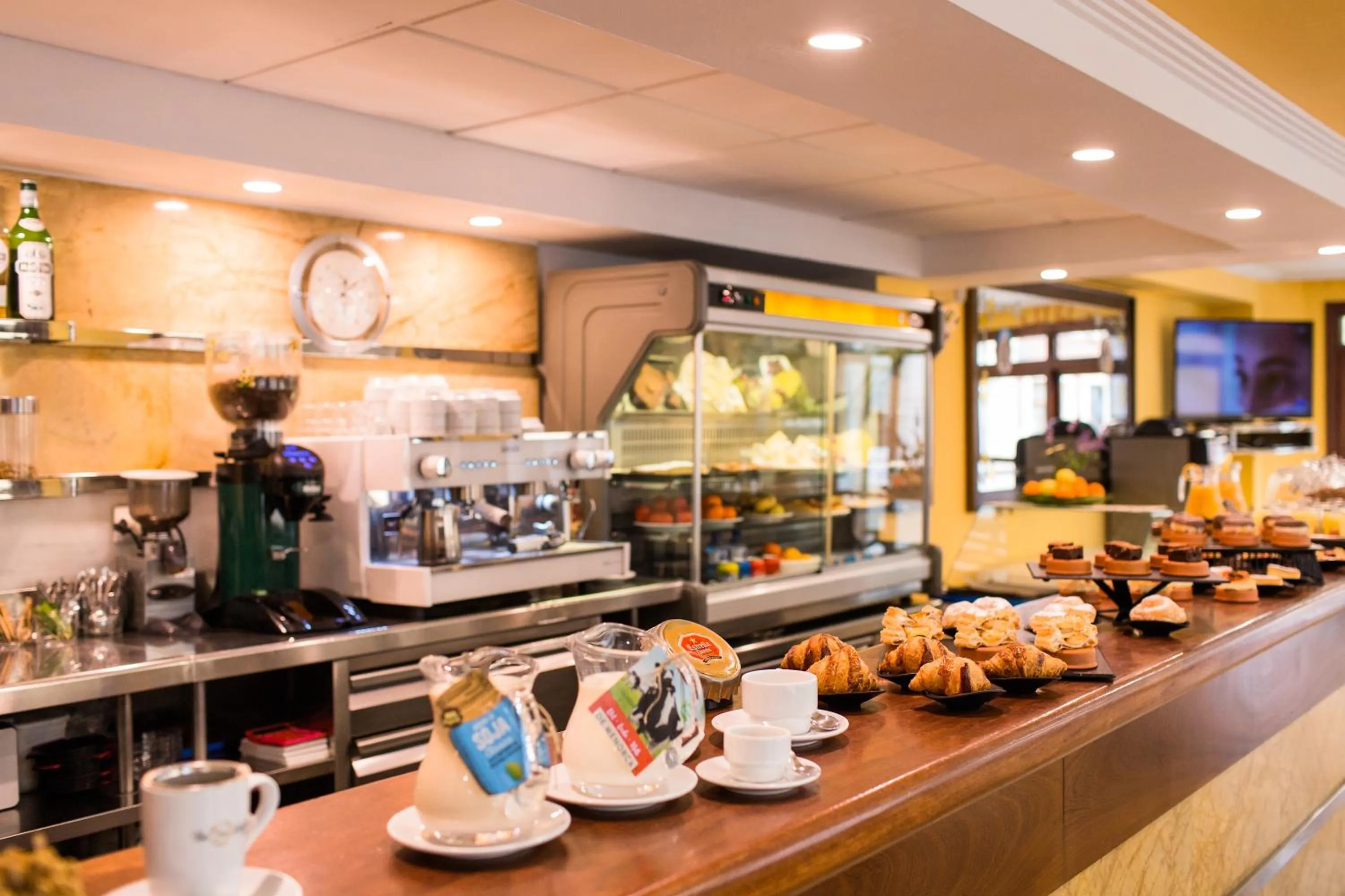 Food and drinks in Sagitario Hostal Ciutadella