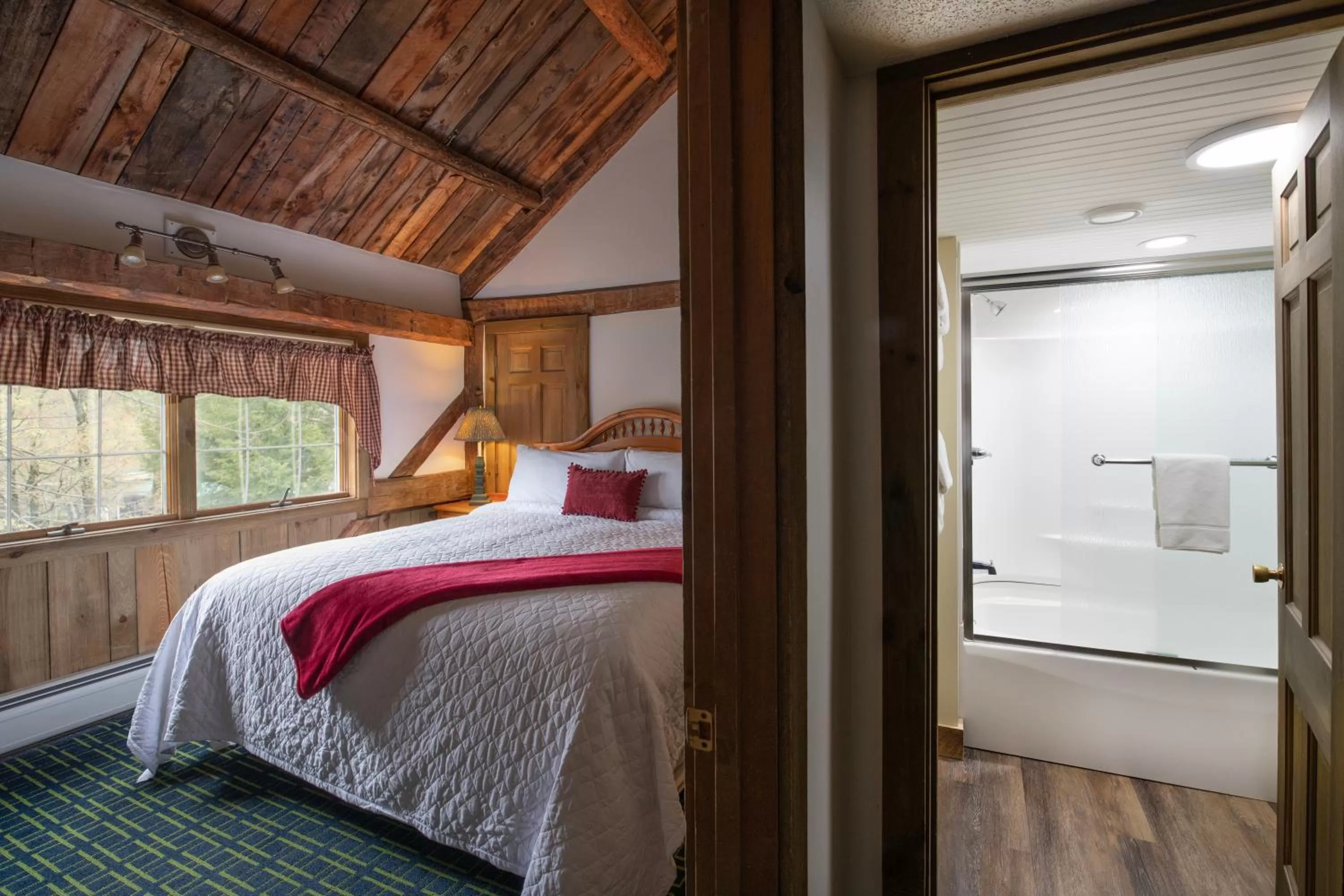 Bathroom, Bed in Christmas Farm Inn and Spa
