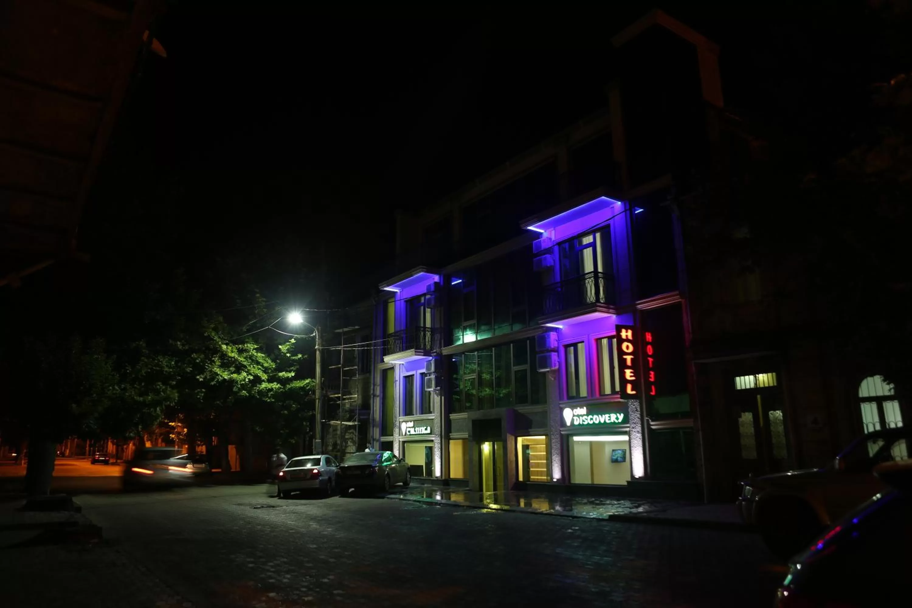 Facade/entrance in Discovery Hotel