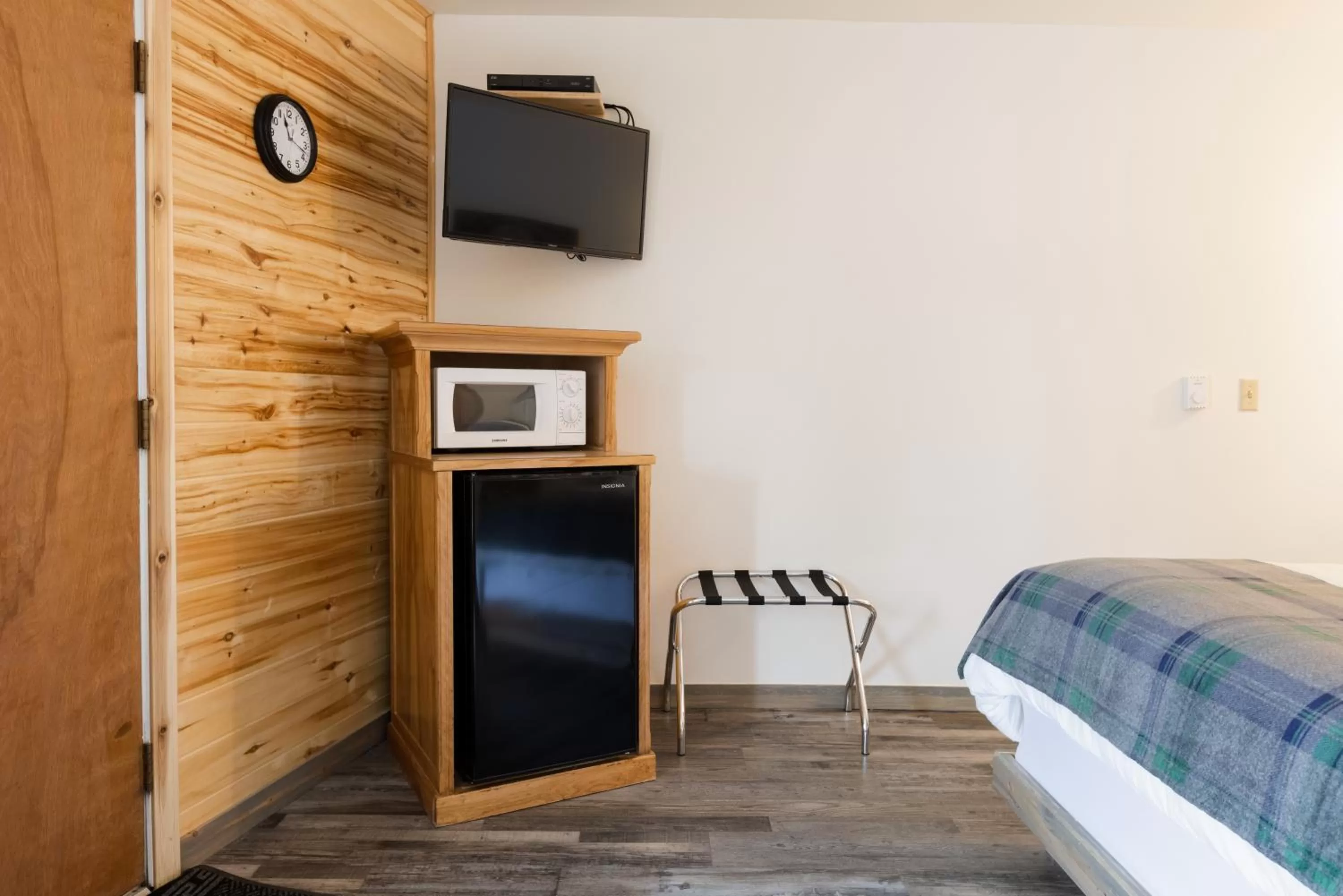 Bed in Beargrass Lodging & RV Resort