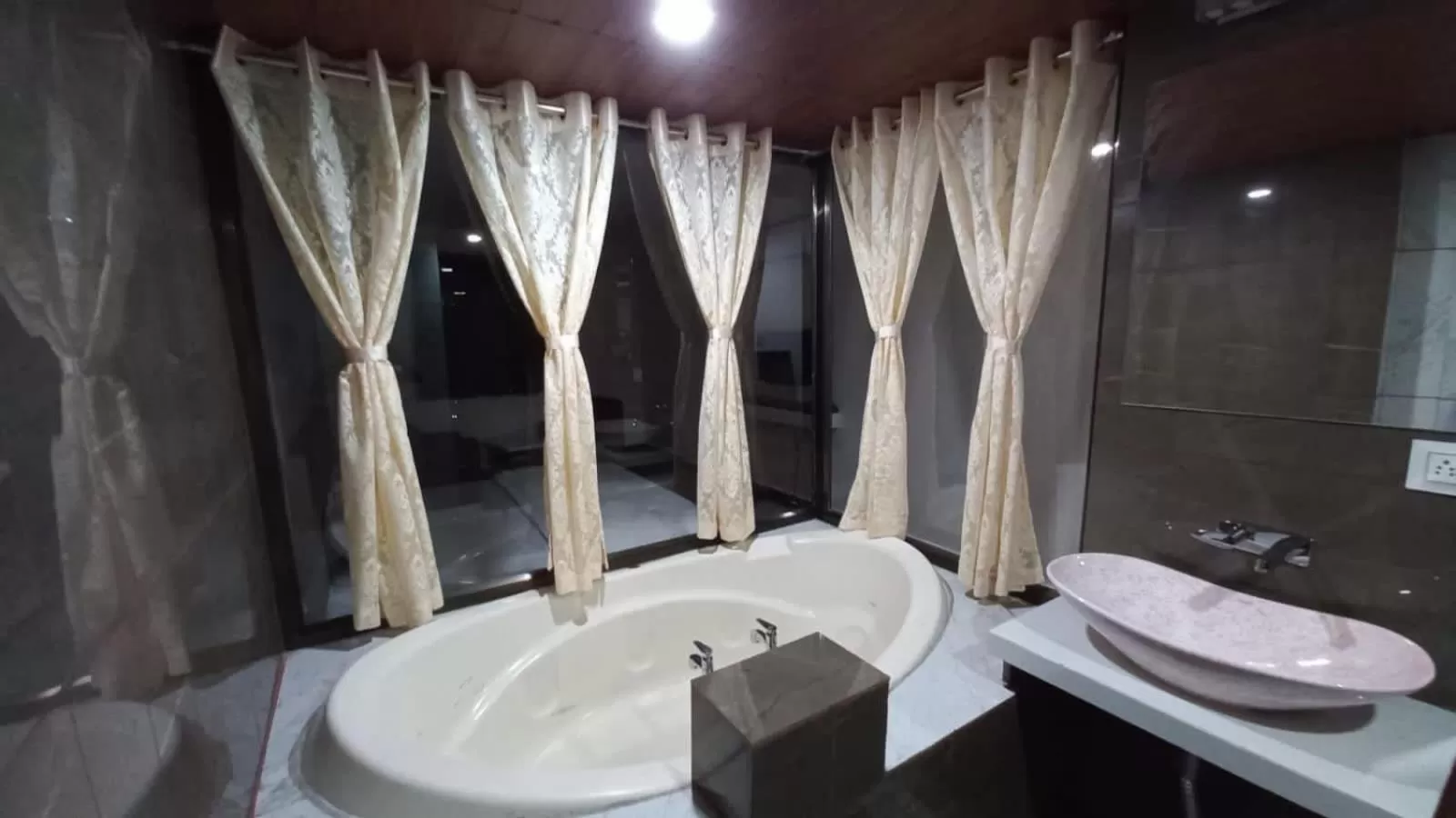 Bathroom in Hotel Jurkis, Kolhapur