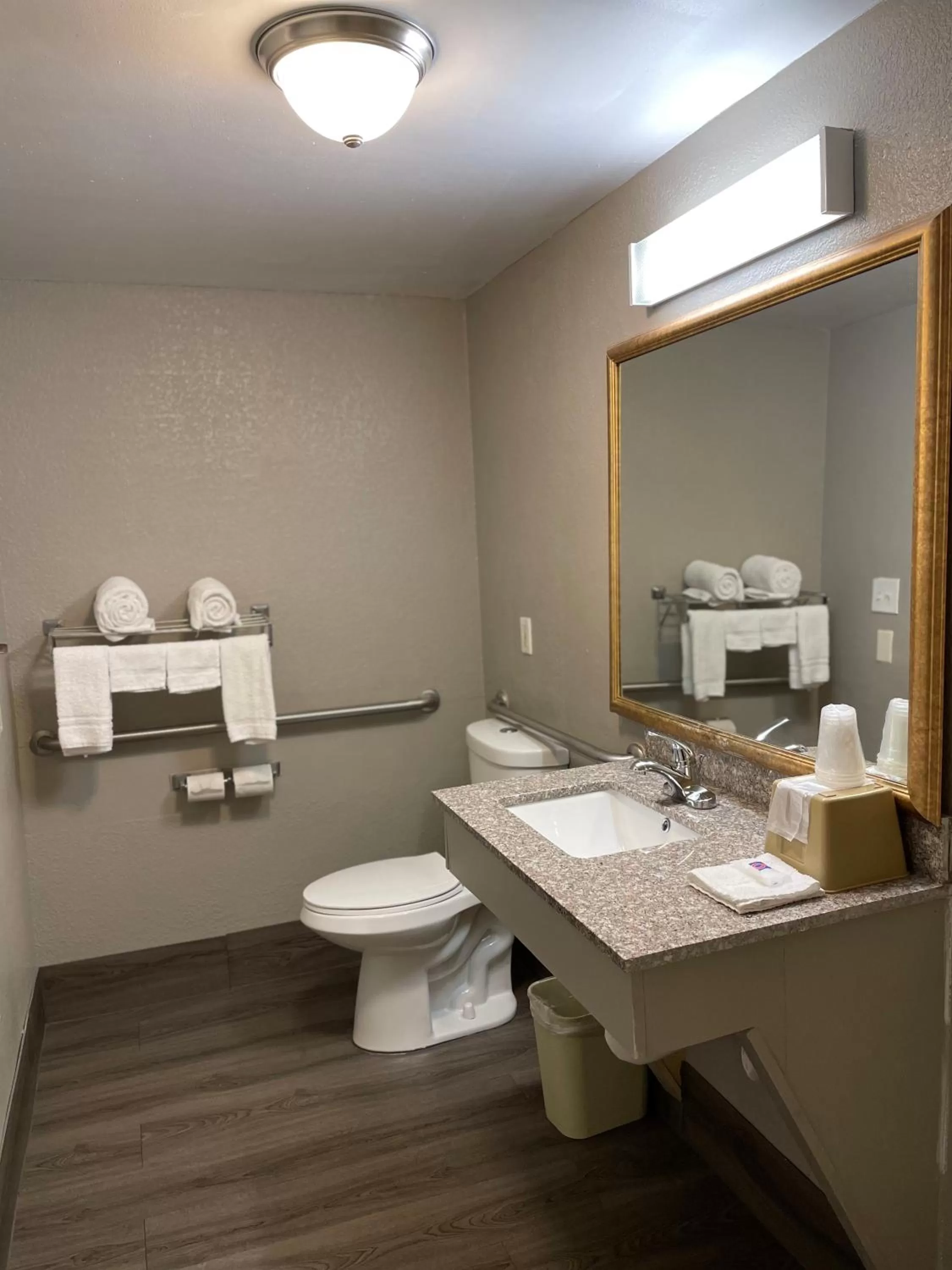 Bathroom in Motel 6 Birmingham, AL - Medical Center - Inverness Hwy 280