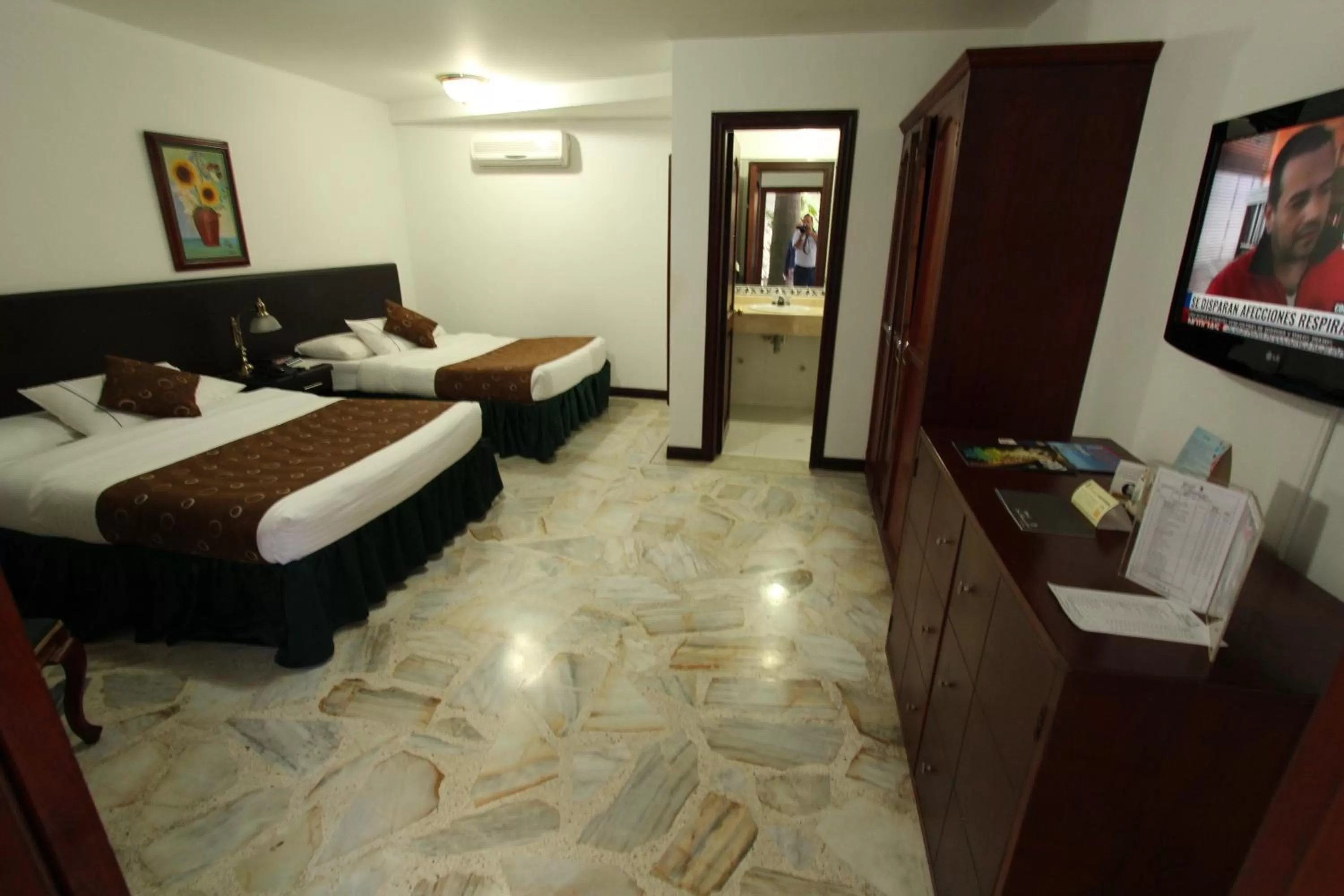 Photo of the whole room, Bed in Hotel San Fernando Real