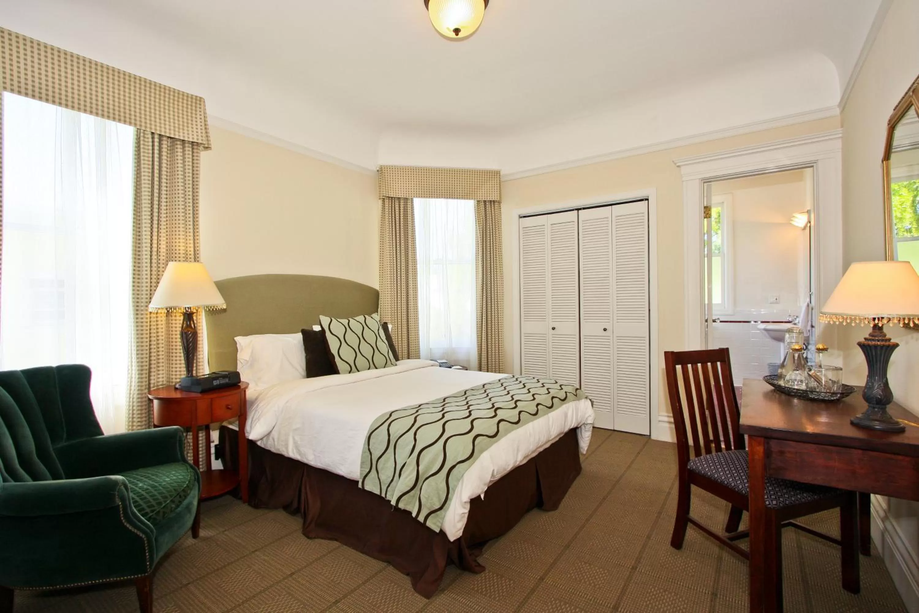 Photo of the whole room, Bed in Parker Guest House