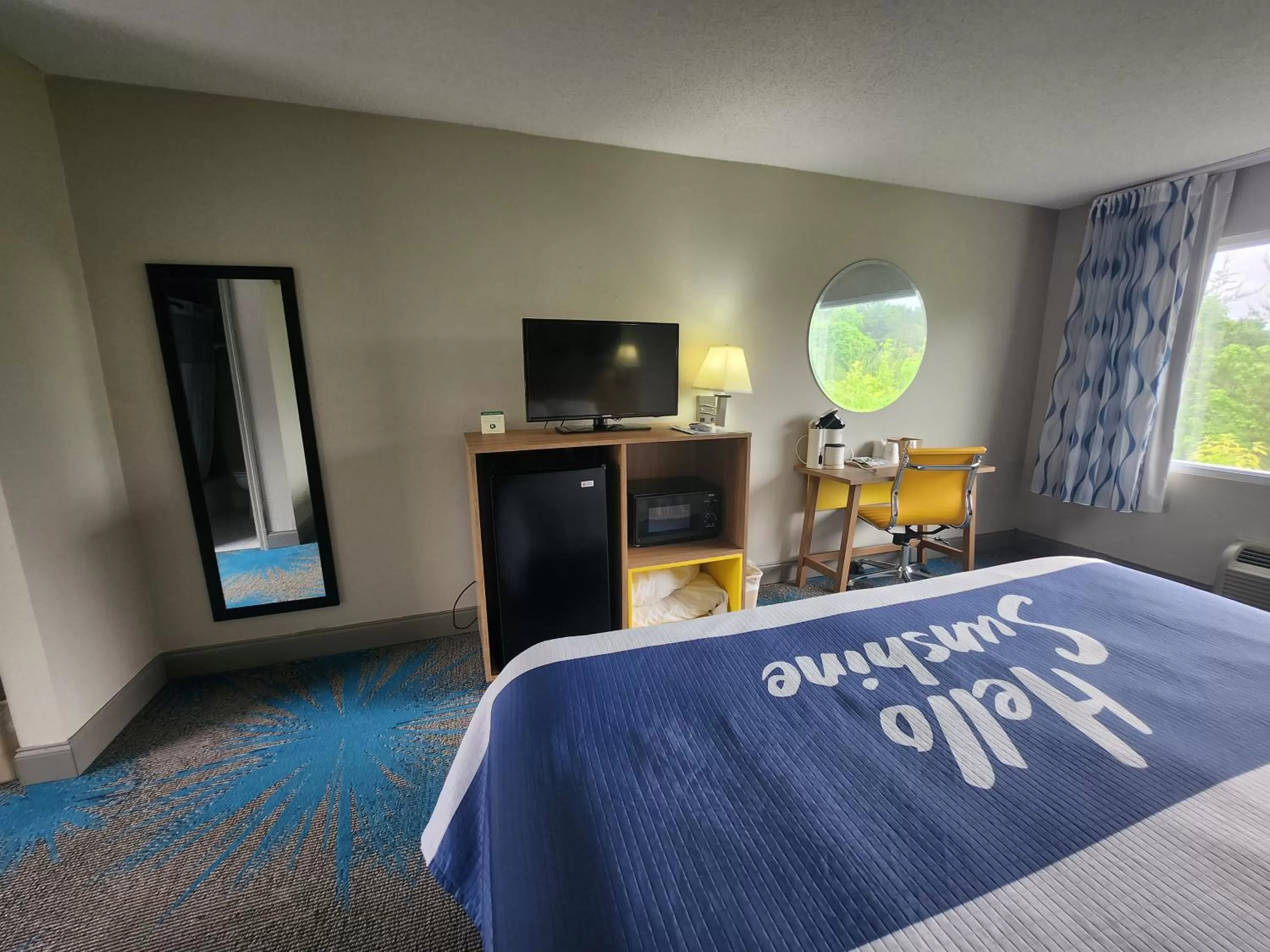 Communal lounge/ TV room, Bed in Days Inn by Wyndham Dahlonega University Area