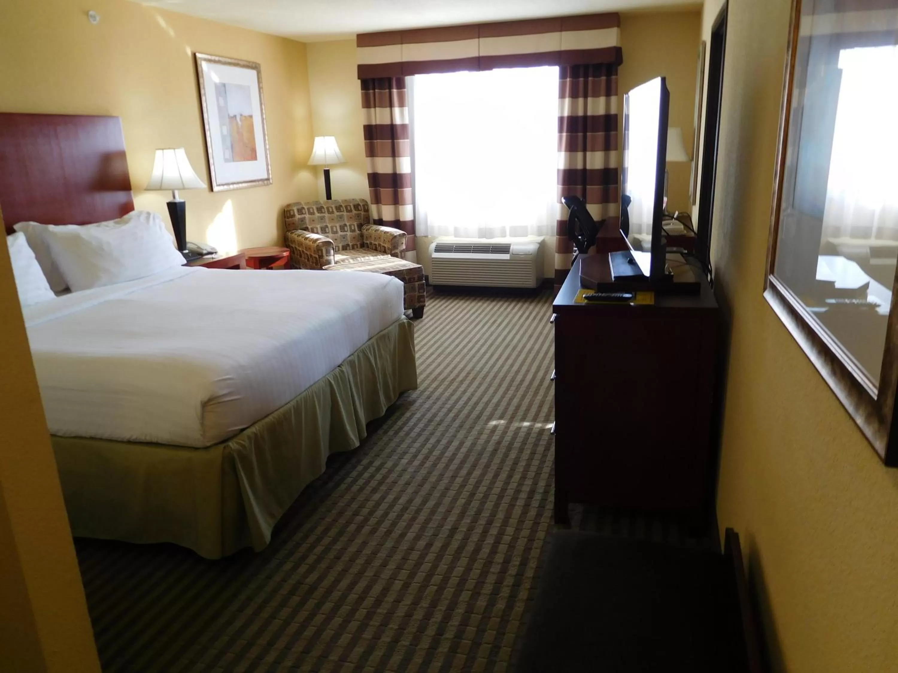 Photo of the whole room, Bed in Holiday Inn Express Ponca City by IHG