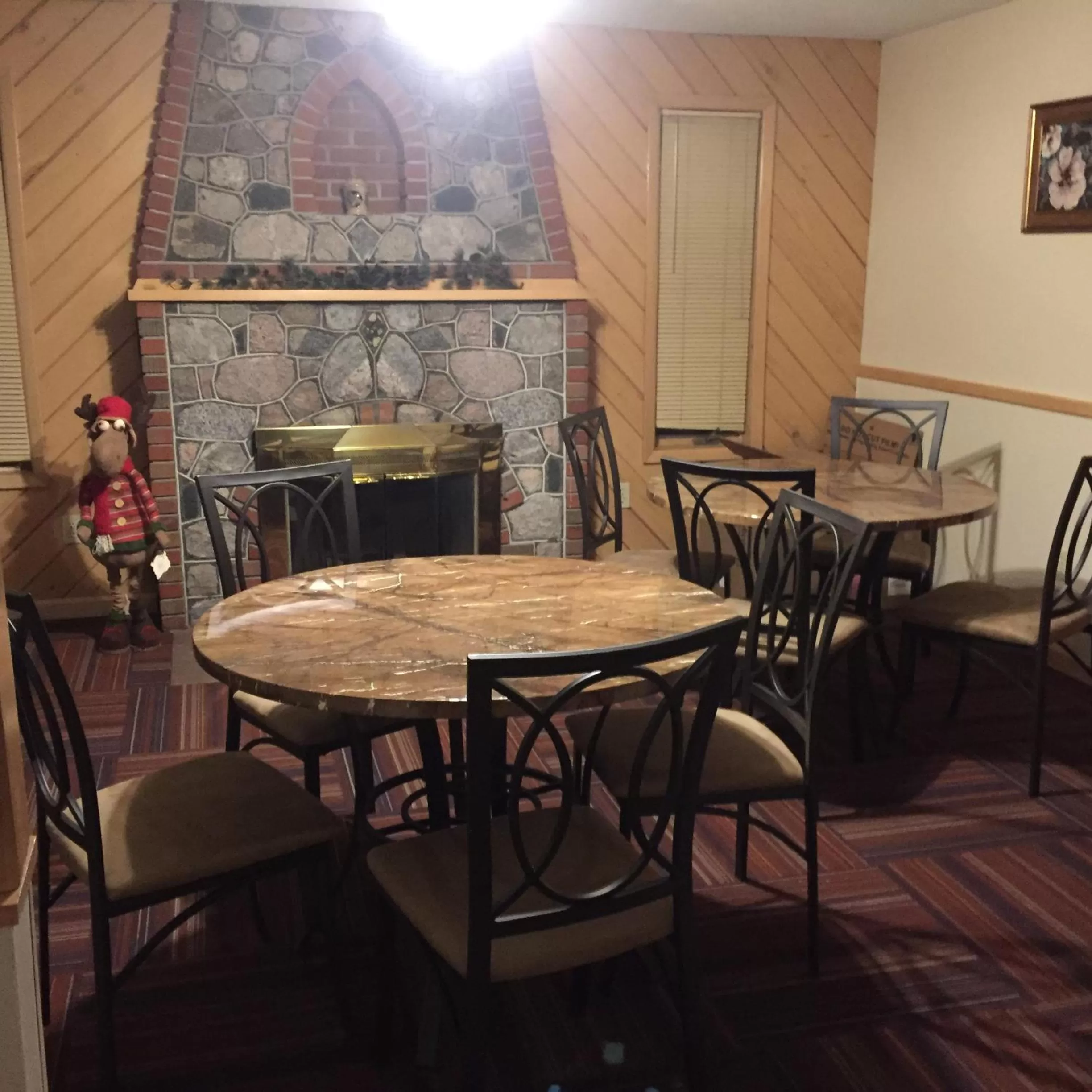 Dining area in adoba® hotel Naubinway