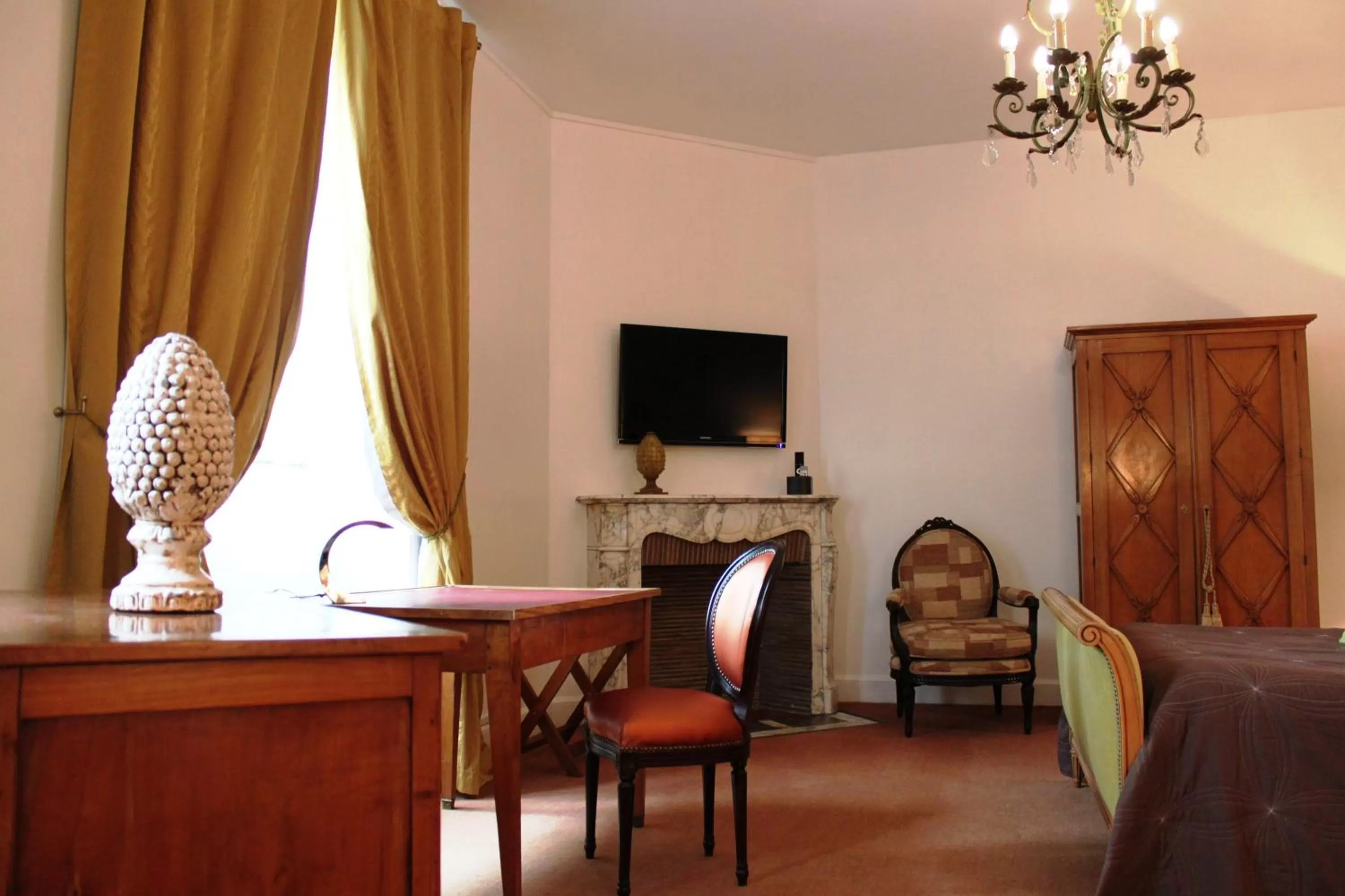 Photo of the whole room in Résidence et Chambres d'Hôtes de La Porte d'Arras