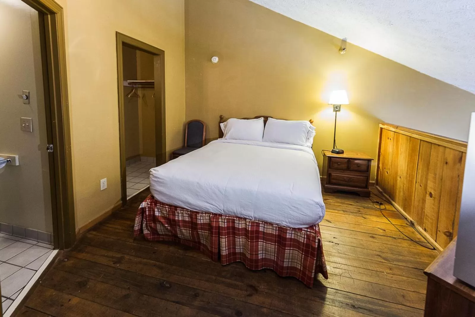 Bedroom, Bed in Timbers Lodge