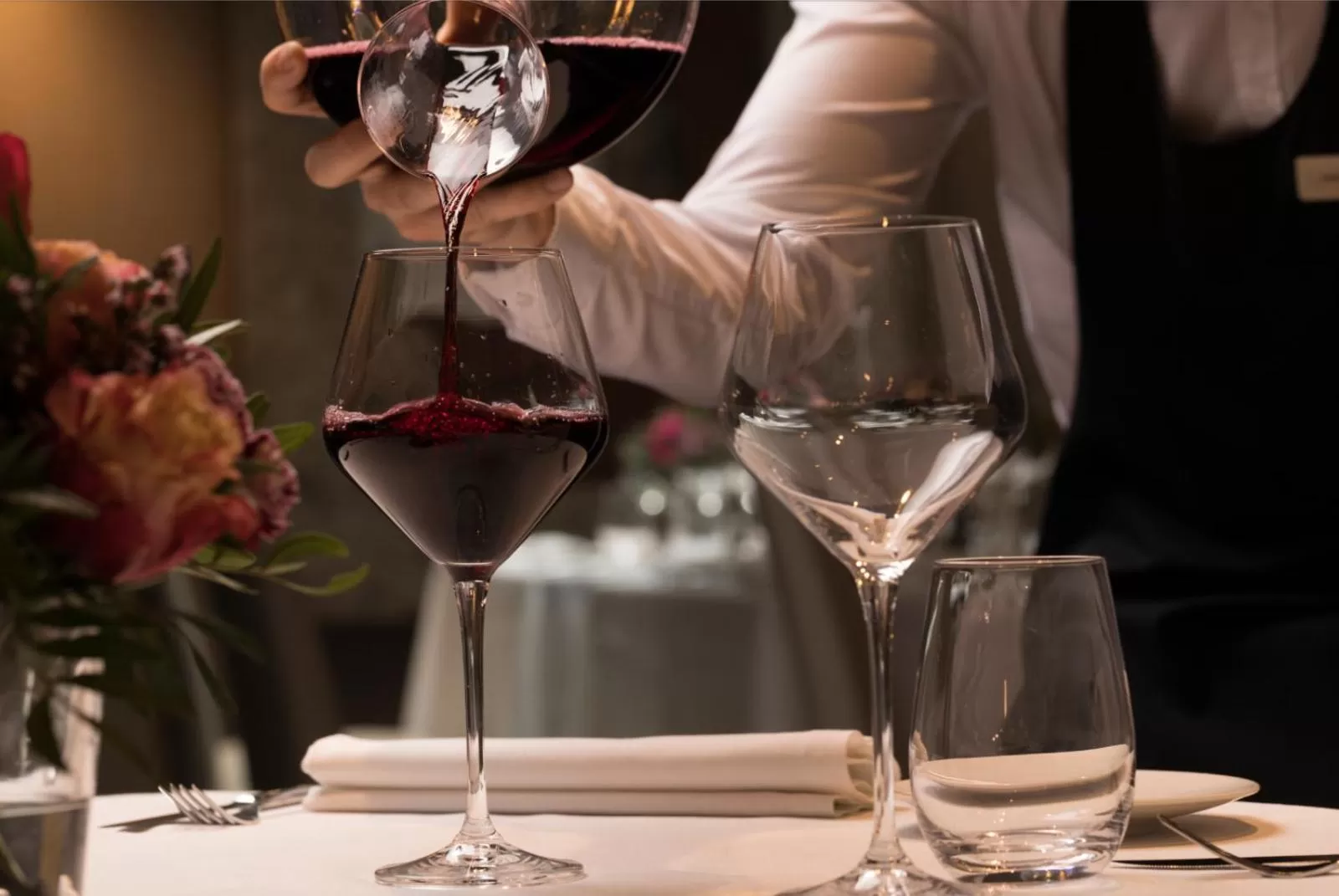 Restaurant/places to eat in Hotel Plaza