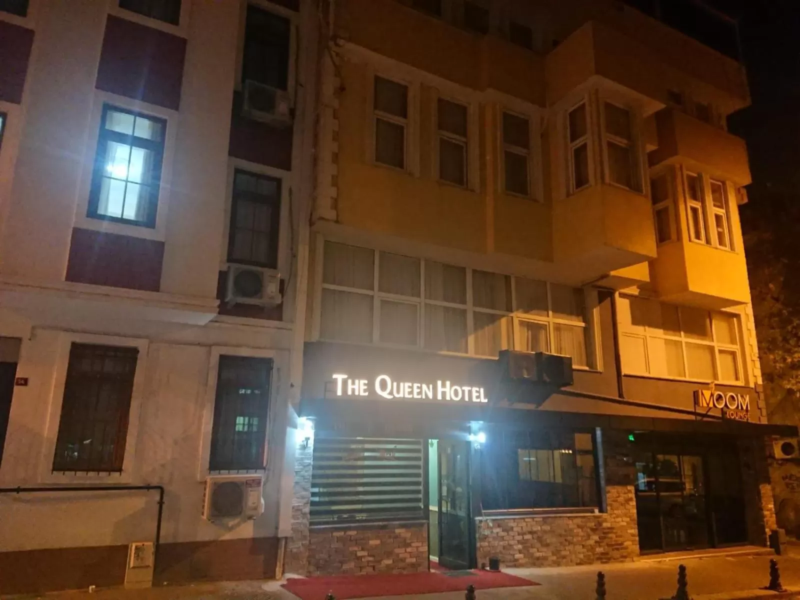 Facade/entrance in The Queen Hotel