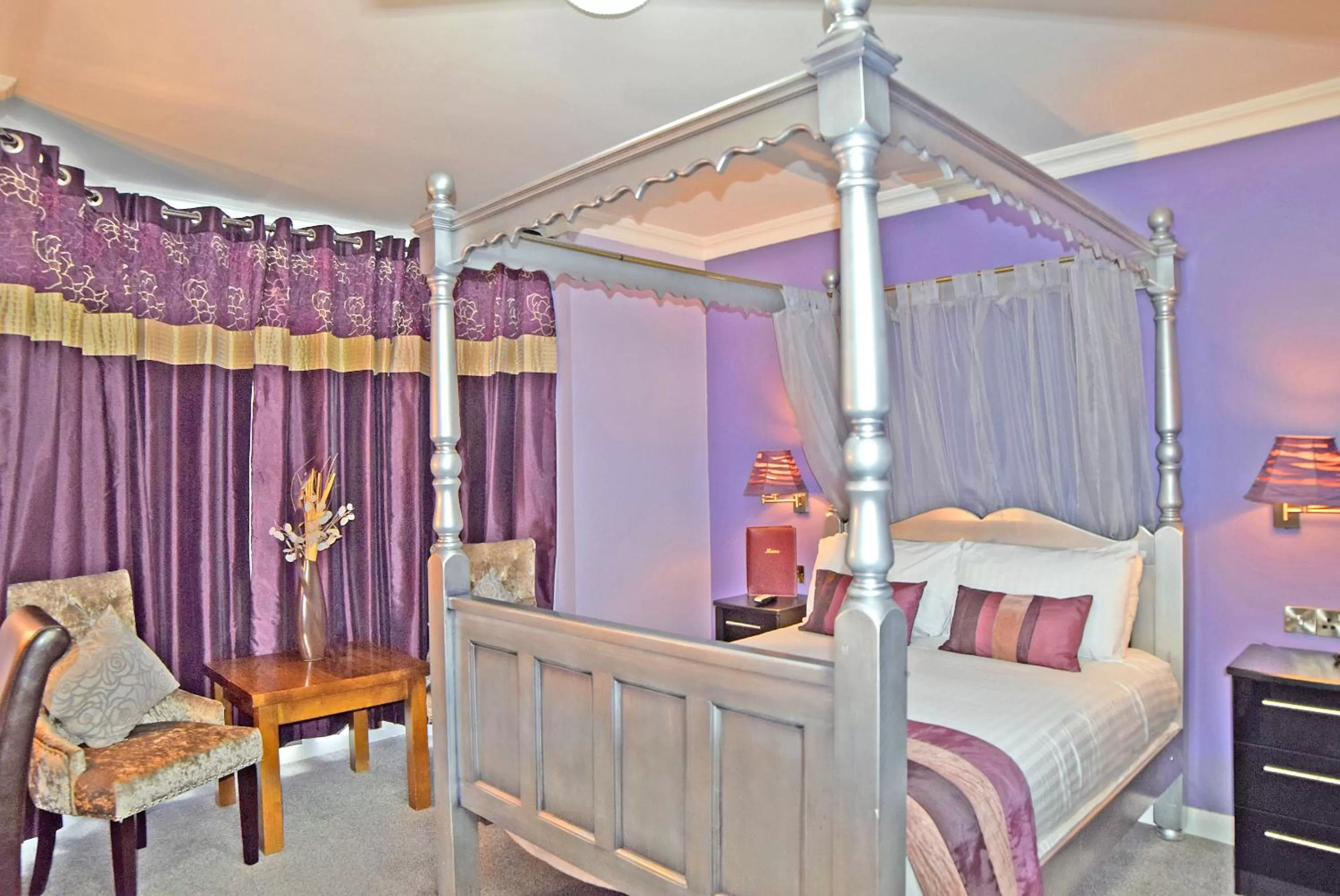 Bedroom, Bed in Dovedale Hotel and Restaurant