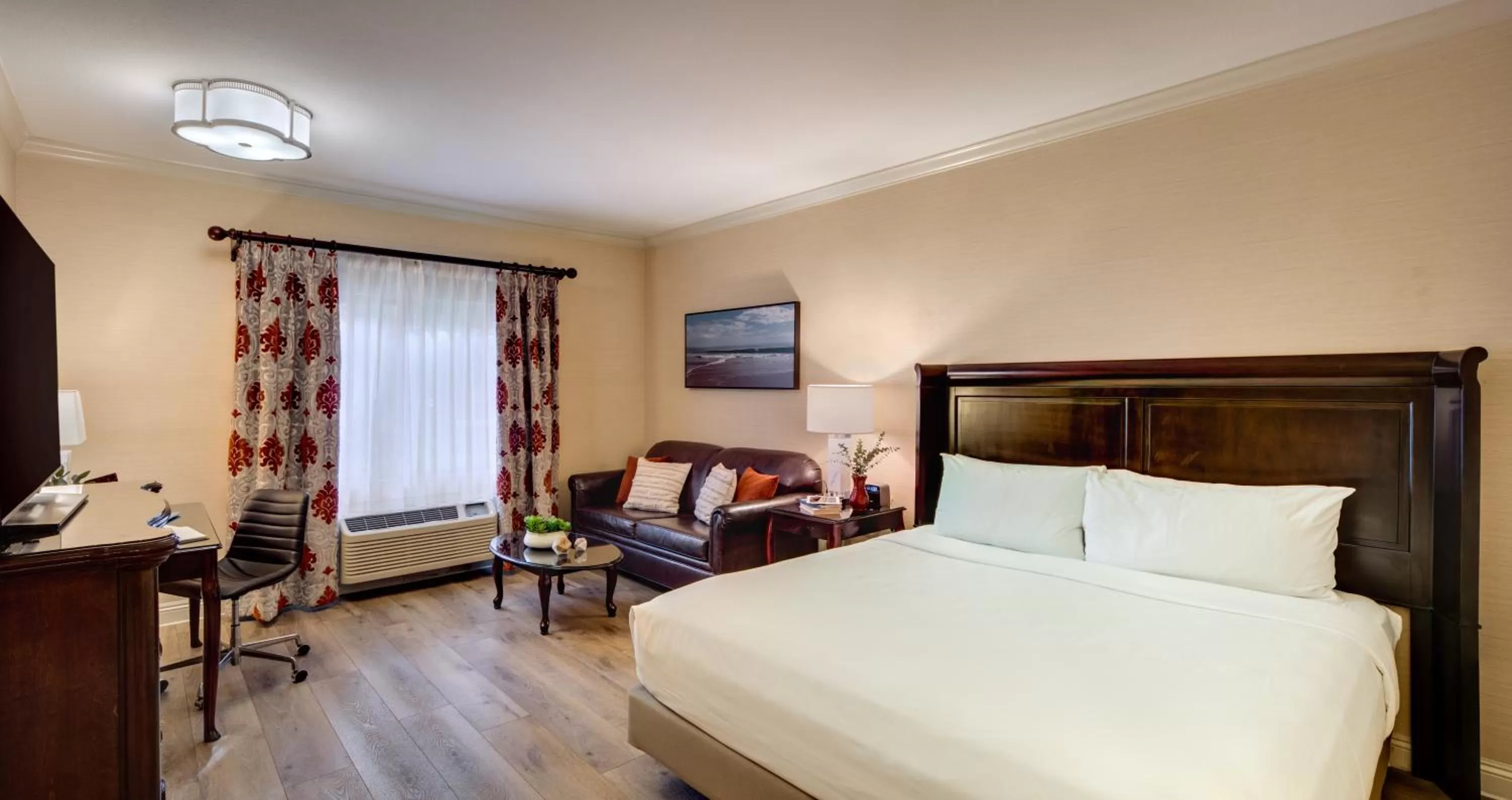 Bed in Ayres Hotel Costa Mesa Newport Beach