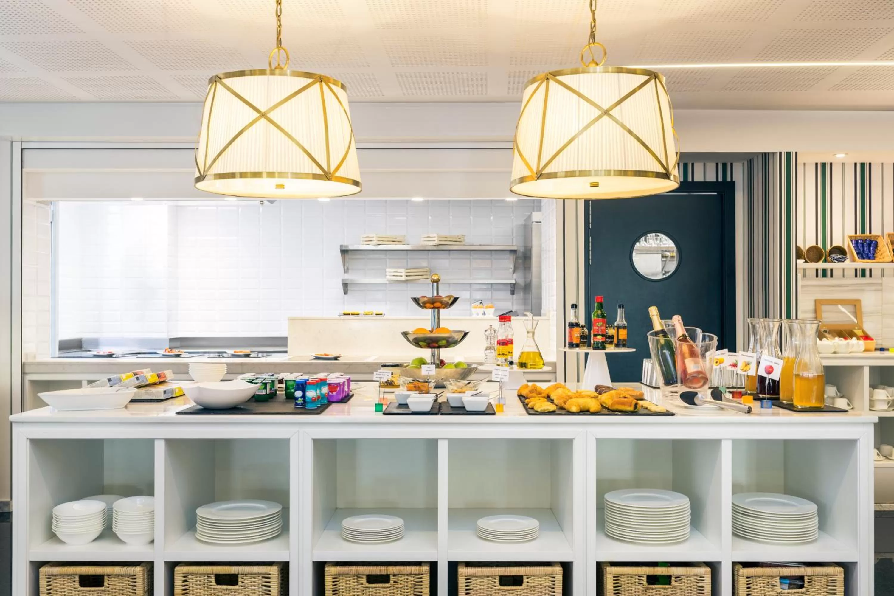 Buffet breakfast in Hotel Mercure Jardines de Albia