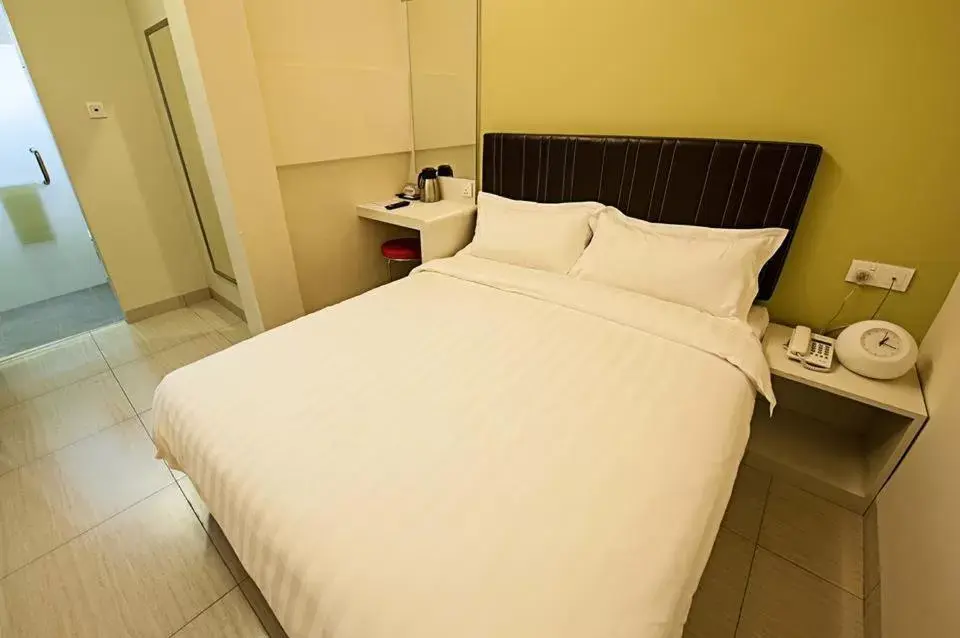 Standard Queen Room without Window in Seven Hotel Standard Queen Room without Window in Seven Hotel