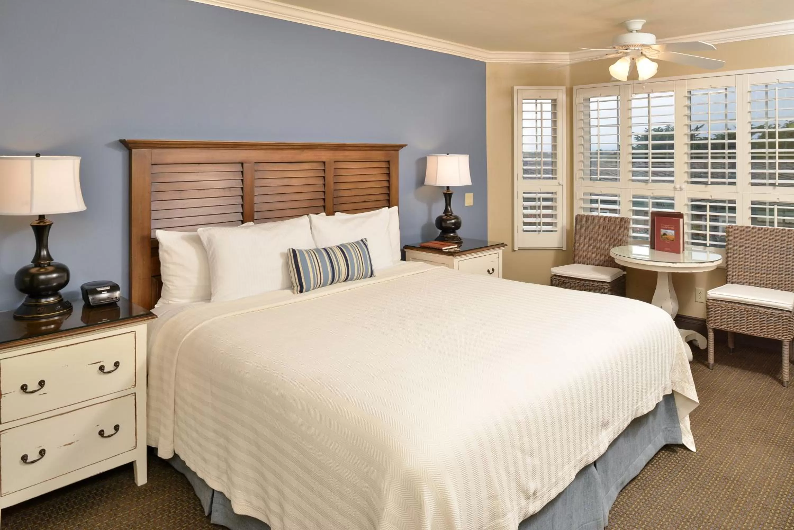 Bed in Sand Pebbles Inn