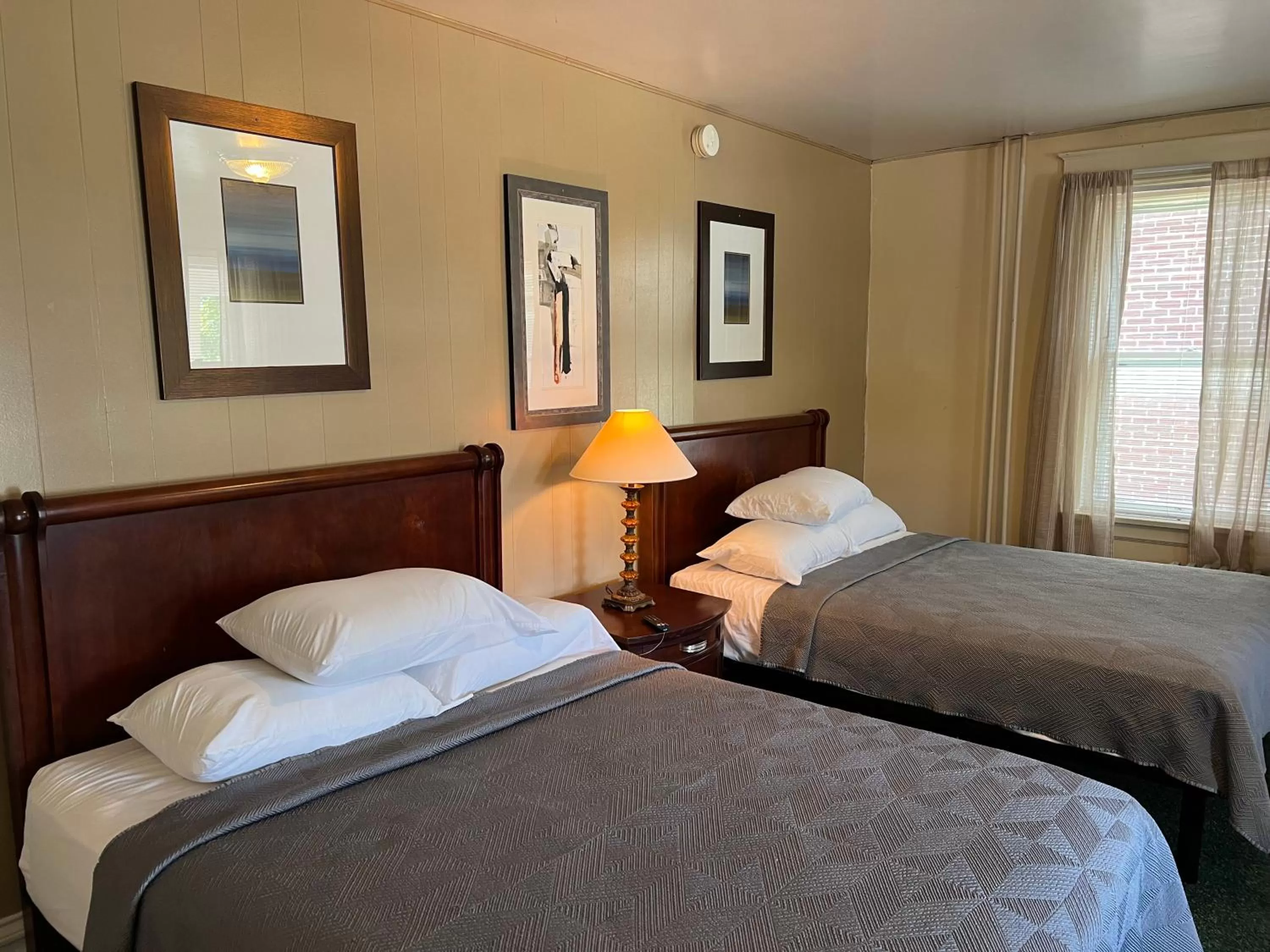 Bedroom, Bed in Simmons Motel and Suites