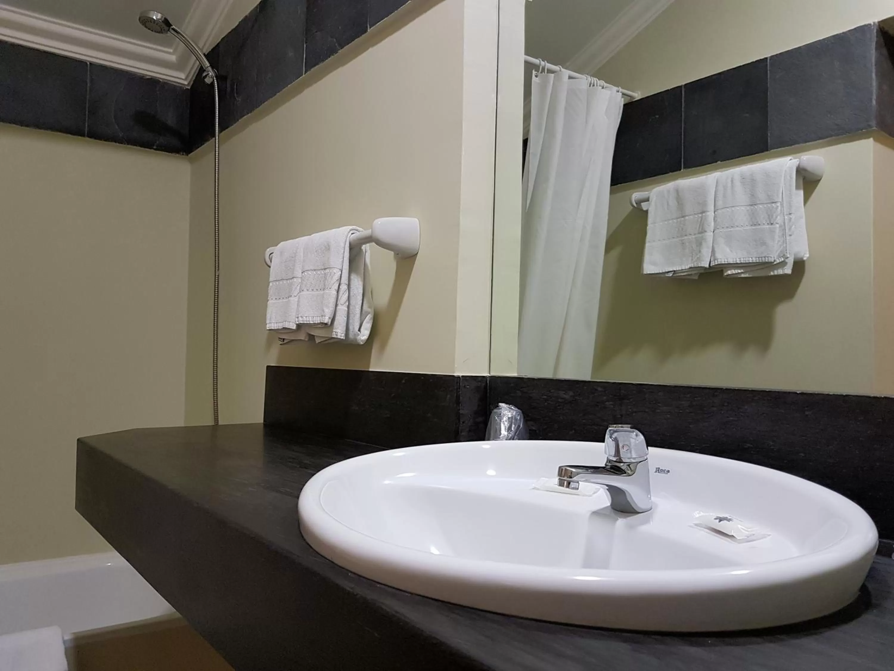 Bathroom in Hotel de Moura