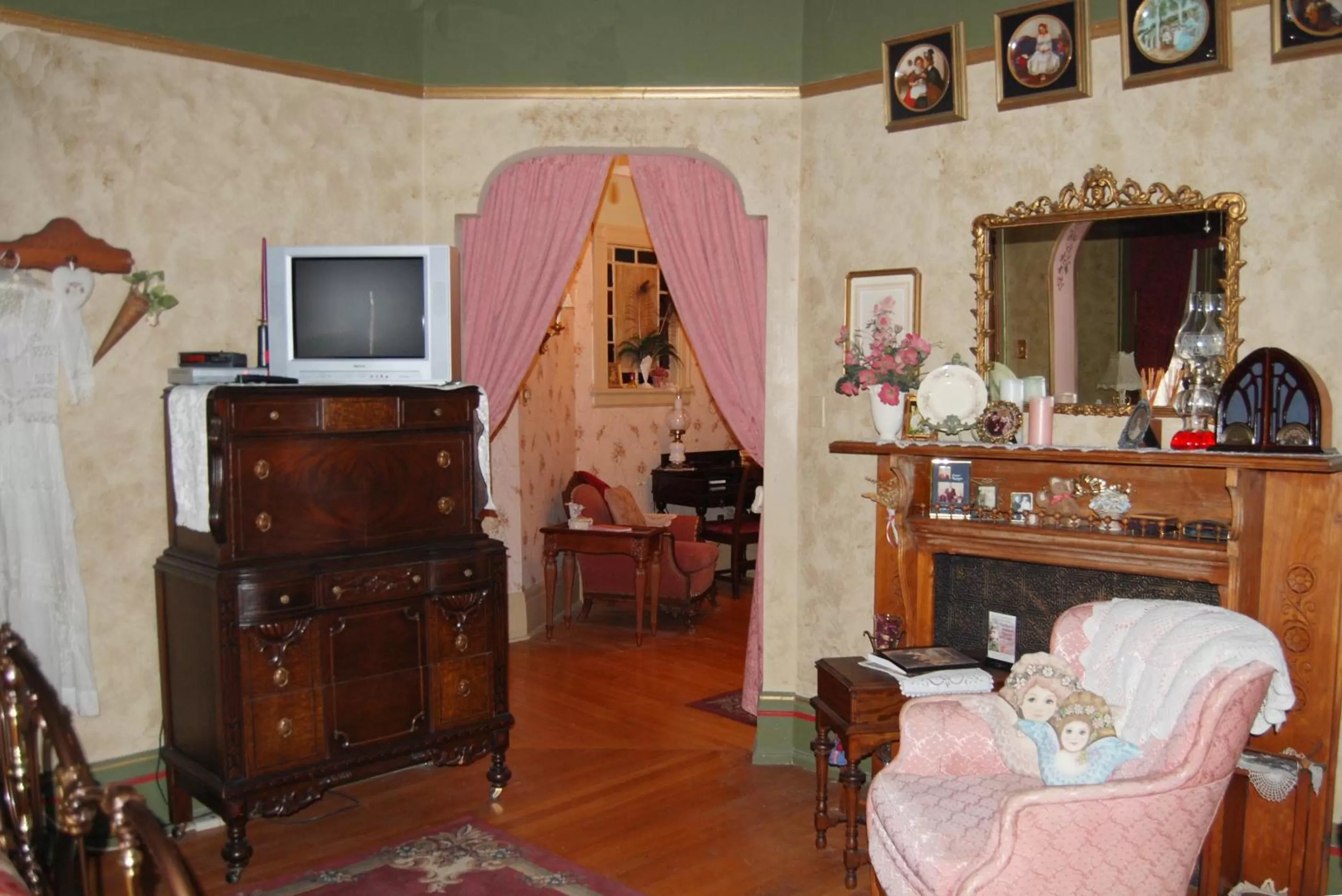 Bedroom in Schuster Mansion Bed & Breakfast