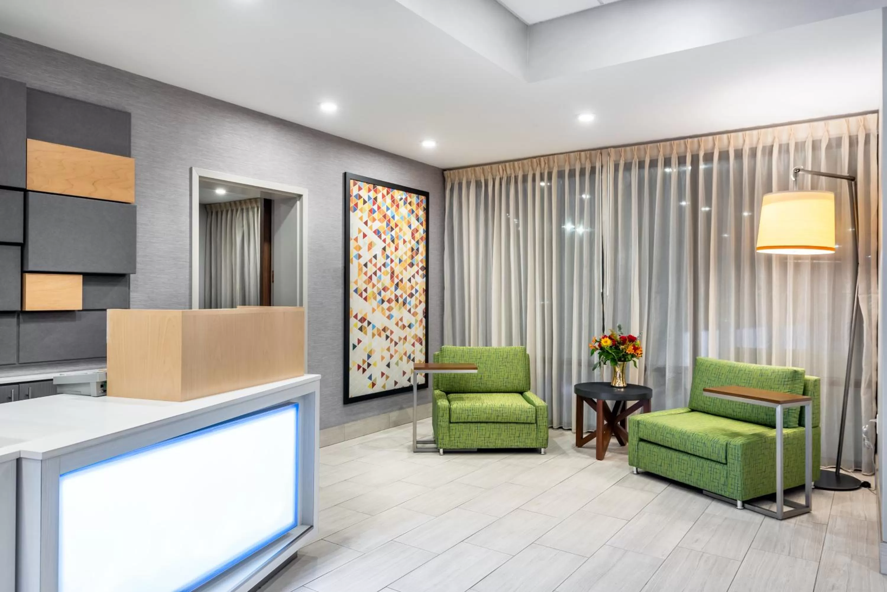 Lobby or reception in Holiday Inn Express & Suites Santa Ana - Orange County by IHG